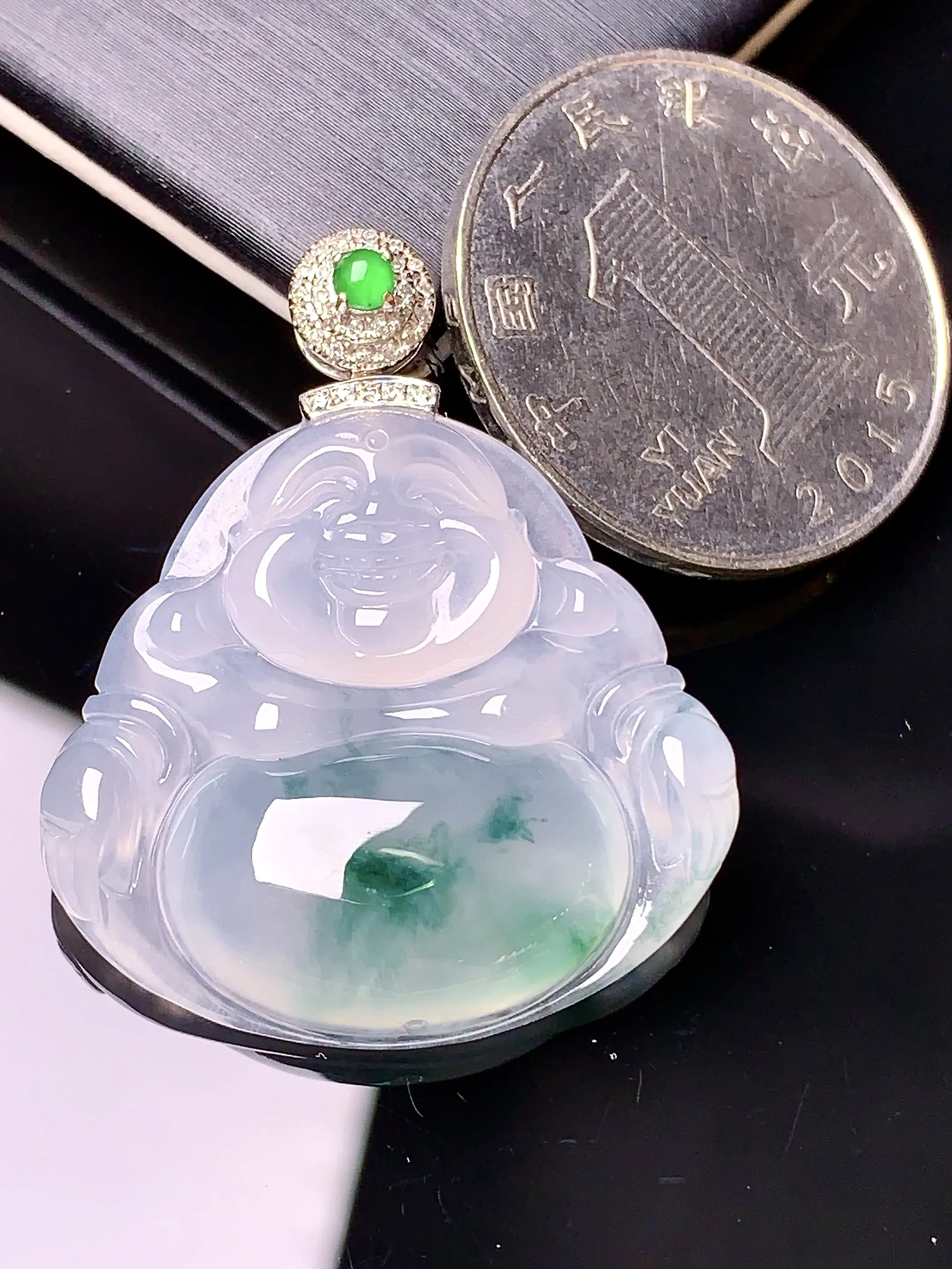 18k金钻镶嵌飘绿佛公吊坠 玉质细腻 色泽清新艳丽 整体尺寸34.2*28.5*6