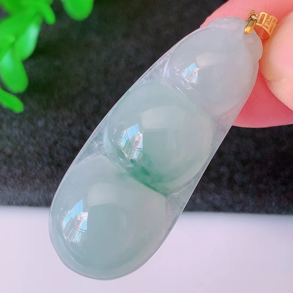 18K金镶嵌冰种飘花翡翠福豆吊坠，种老水足，雕工精湛 ，寓意美好，佩戴时尚出众！#49.7