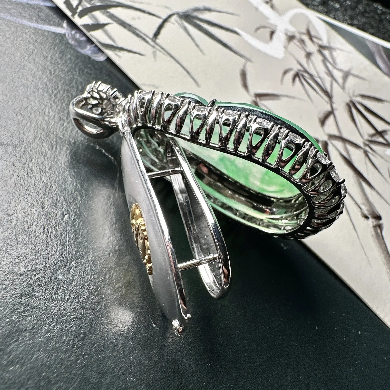 【冰种飘绿财神】质地细腻，饱满圆润，笑口常开，18k金钻镶嵌，裸石尺寸31.6*20.4*4.2毫米