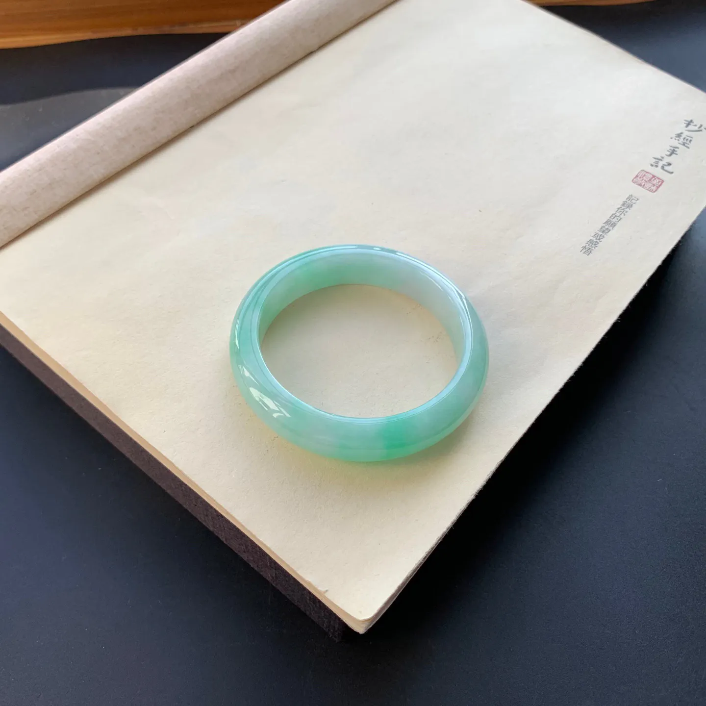 56.5圈口飘绿正圈手镯 尺寸：56.5-13.2-8.2，无纹裂，细腻光滑，色泽靓丽