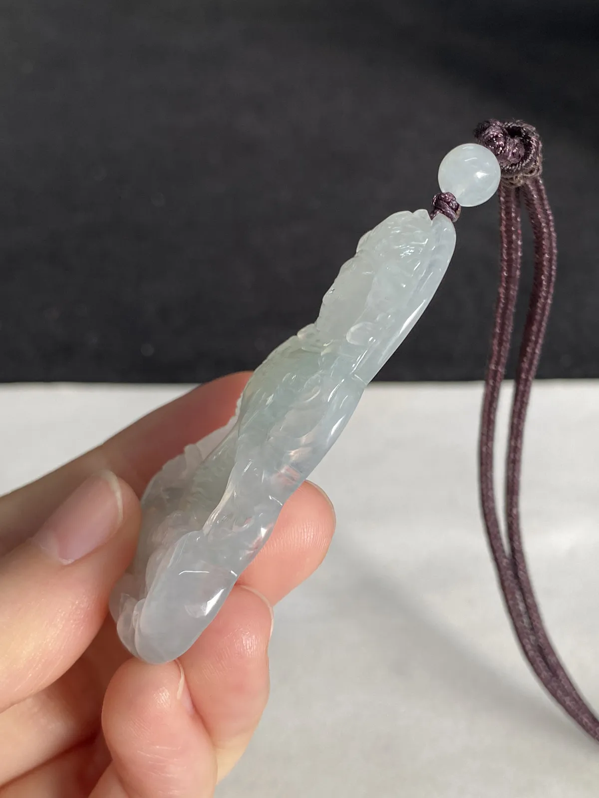 翡翠冰糯种淡绿色吊坠，配珠未测