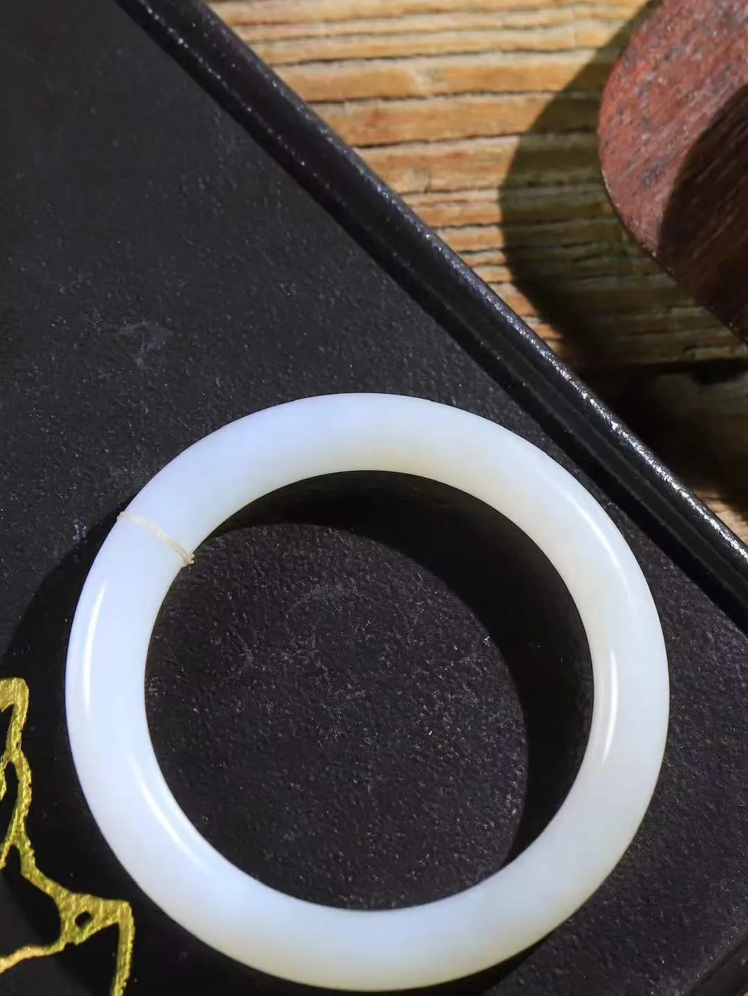 【花样年华·手镯】

精品️和田玉糖白玉手镯，质地油润细腻，色泽高贵典雅，镯型古朴典雅。在诗情画意的雨巷相遇，你是我腕间的一抹风情，有你眸有深情，清风荡漾湖间静水，我愿俯身低眉，在烟波涟漪处，寻你深情倩影。重55.5克  尺寸58-11-10mm   75110854A