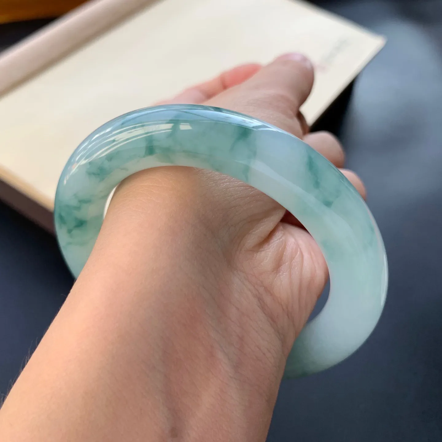 52.8圈口冰飘花圆条手镯 尺寸：52.8-10.8-11，无纹裂，水润起胶，花色浓郁