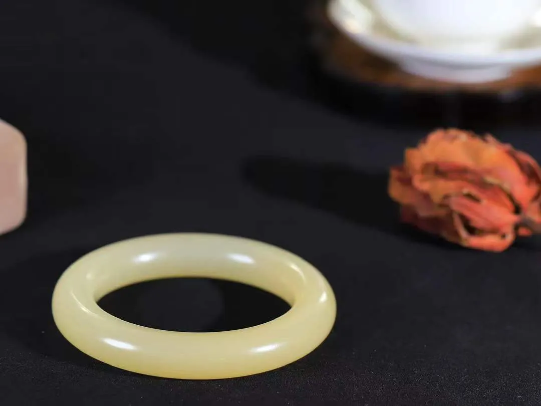 （一见倾心.手镯）

精品和田玉糖白玉圆条手镯，玉质温润细腻 油性十足 手感舒适，高华雅逸，线条流畅