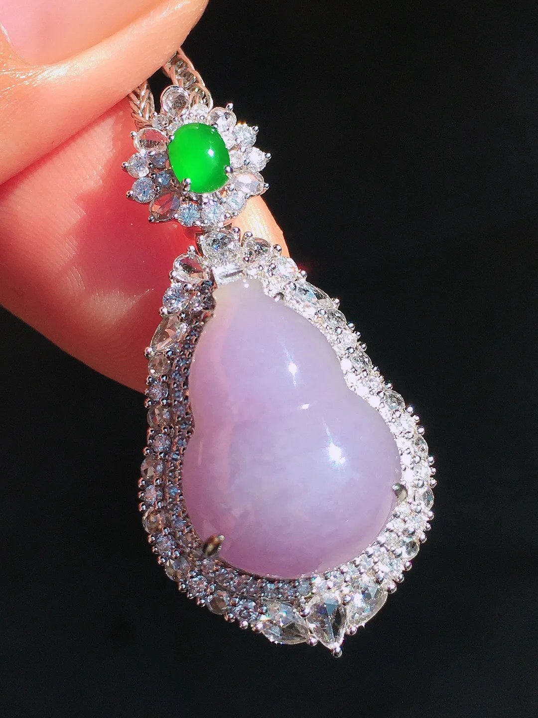 紫罗兰葫芦吊坠，色泽均匀艳丽，玉质细腻，饱满圆润，尽显优雅气质，18k
金豪华镶嵌