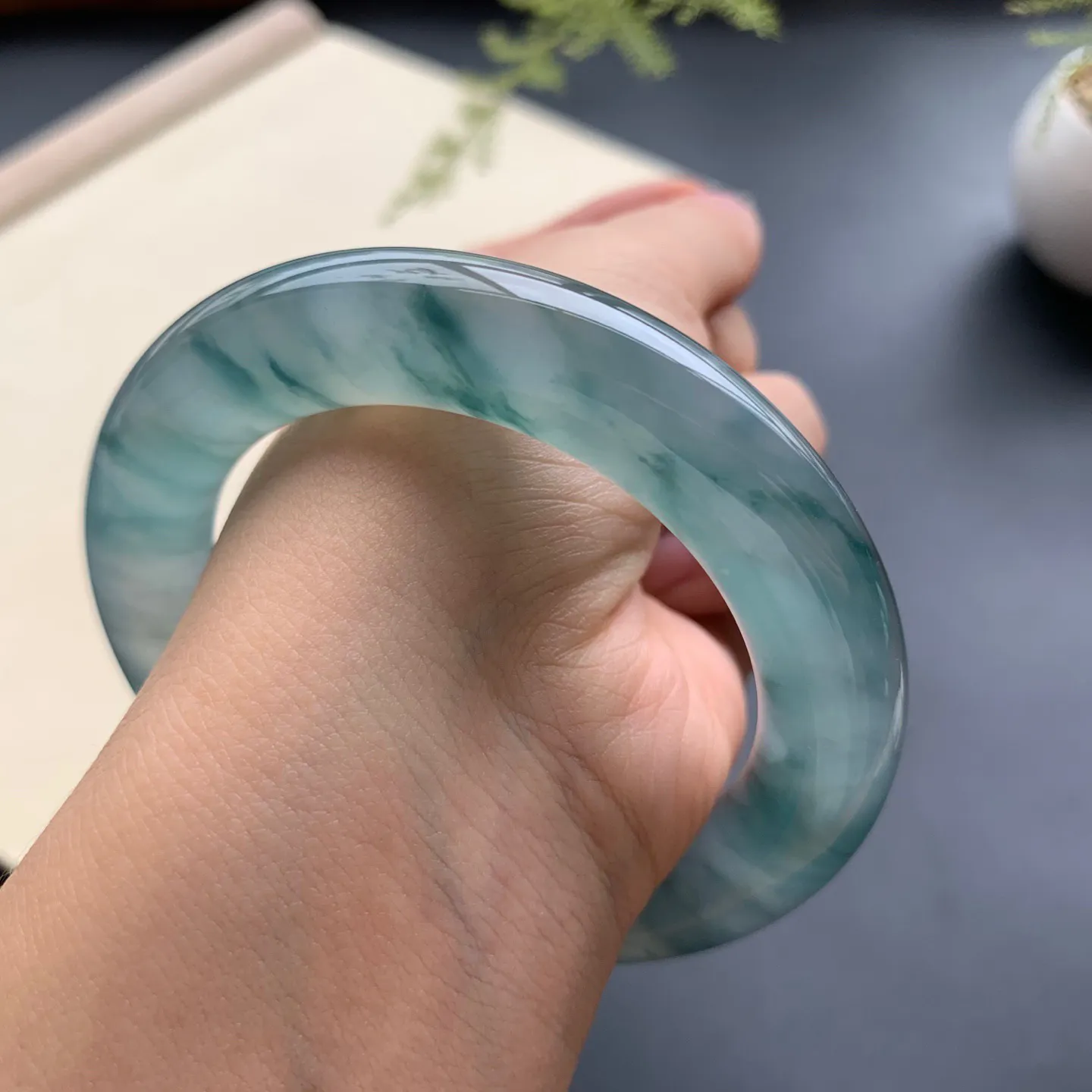 54圈口冰种飘花圆条手镯 尺寸：54-12，无纹裂，花色浓郁，胶感十足