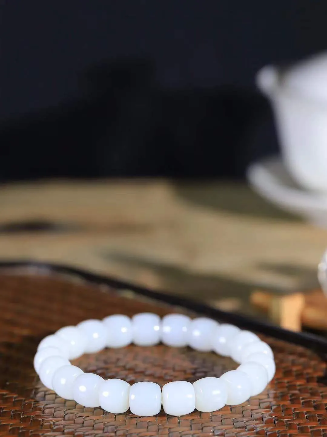 （老型珠.手串）

精品 和田玉白玉老型珠手串，玉质细腻油润 饱满光滑 质朴无华，悠远简单，人心境