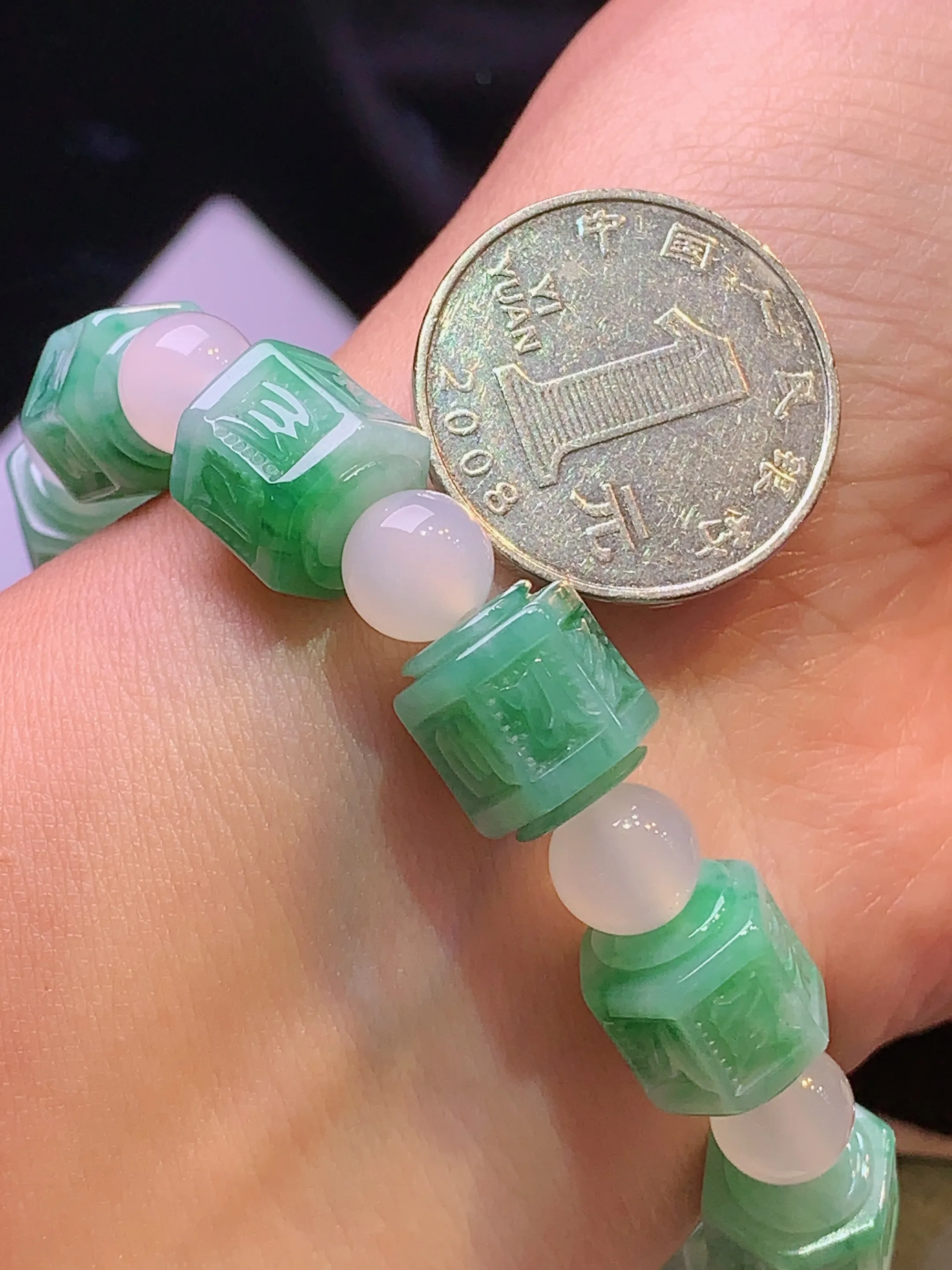 飘绿雕花路路通手链 玉质细腻 色泽清新艳丽 整体尺寸10.8*12.2