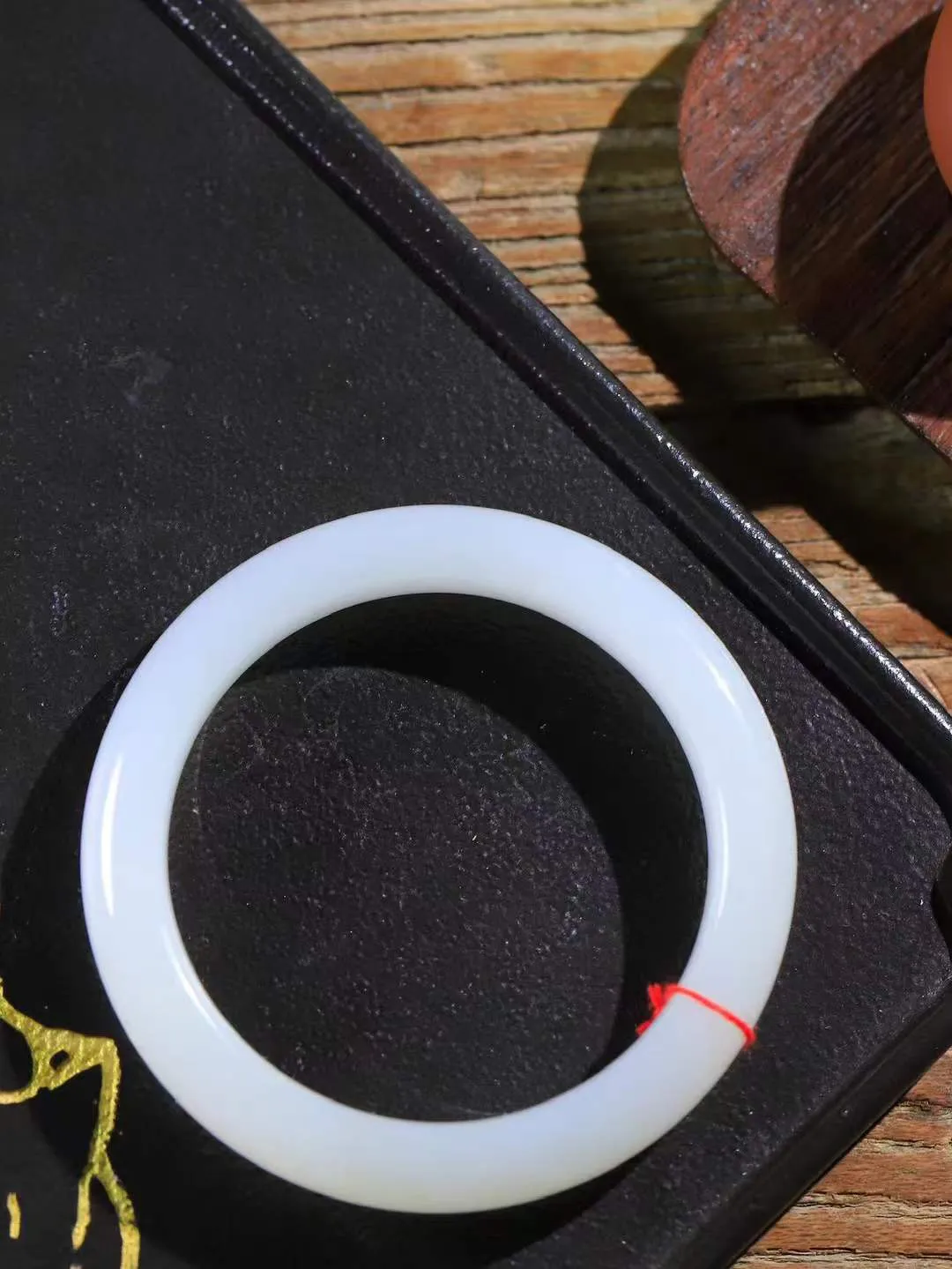 （一见钟情.手镯）

精品和田玉白玉手镯，玉质温和莹润，精光内蕴，手感舒适。整器简约，打磨光洁，让人爱不释手，料美艺精，萦绕于手，尽显高贵之姿。重62克 内径58mm尺寸12.5-9.5mm   FDA-10110873