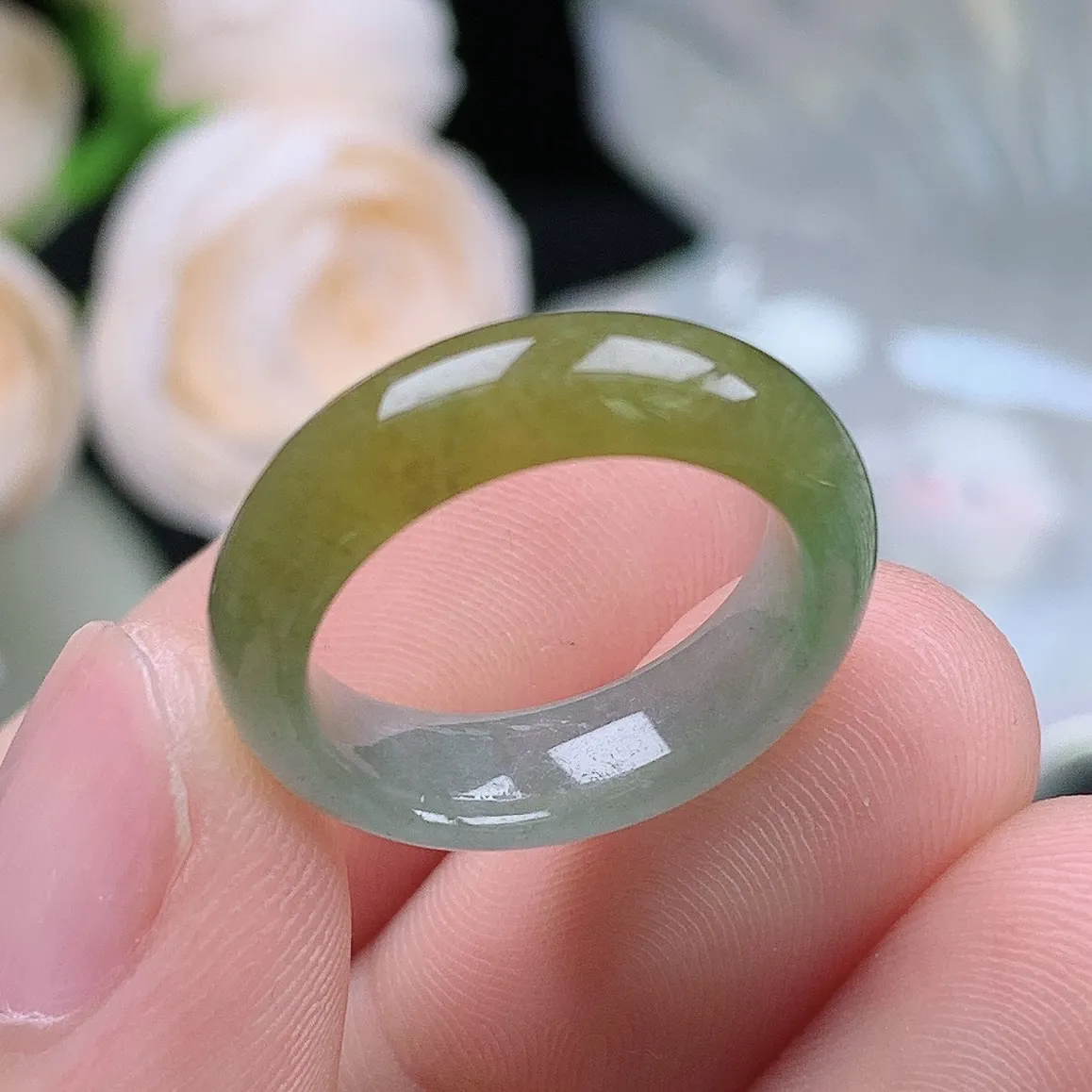 缅甸翡翠老坑种水润起胶飘黄翡小圈口戒指玉指环  水润通透 尺寸：15.7-5.6-3.3mm 10号圈口2S