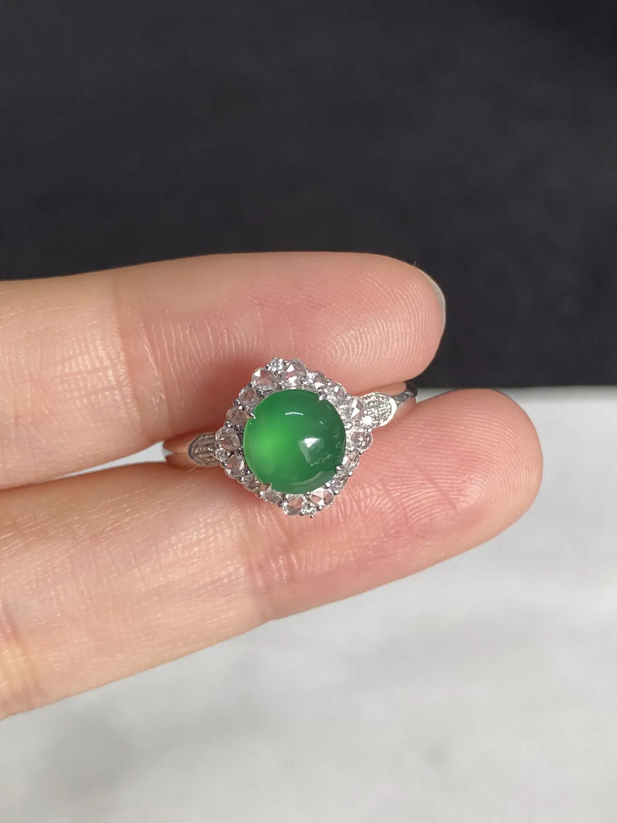 翡翠女戒，印记：G18K,伴钻石