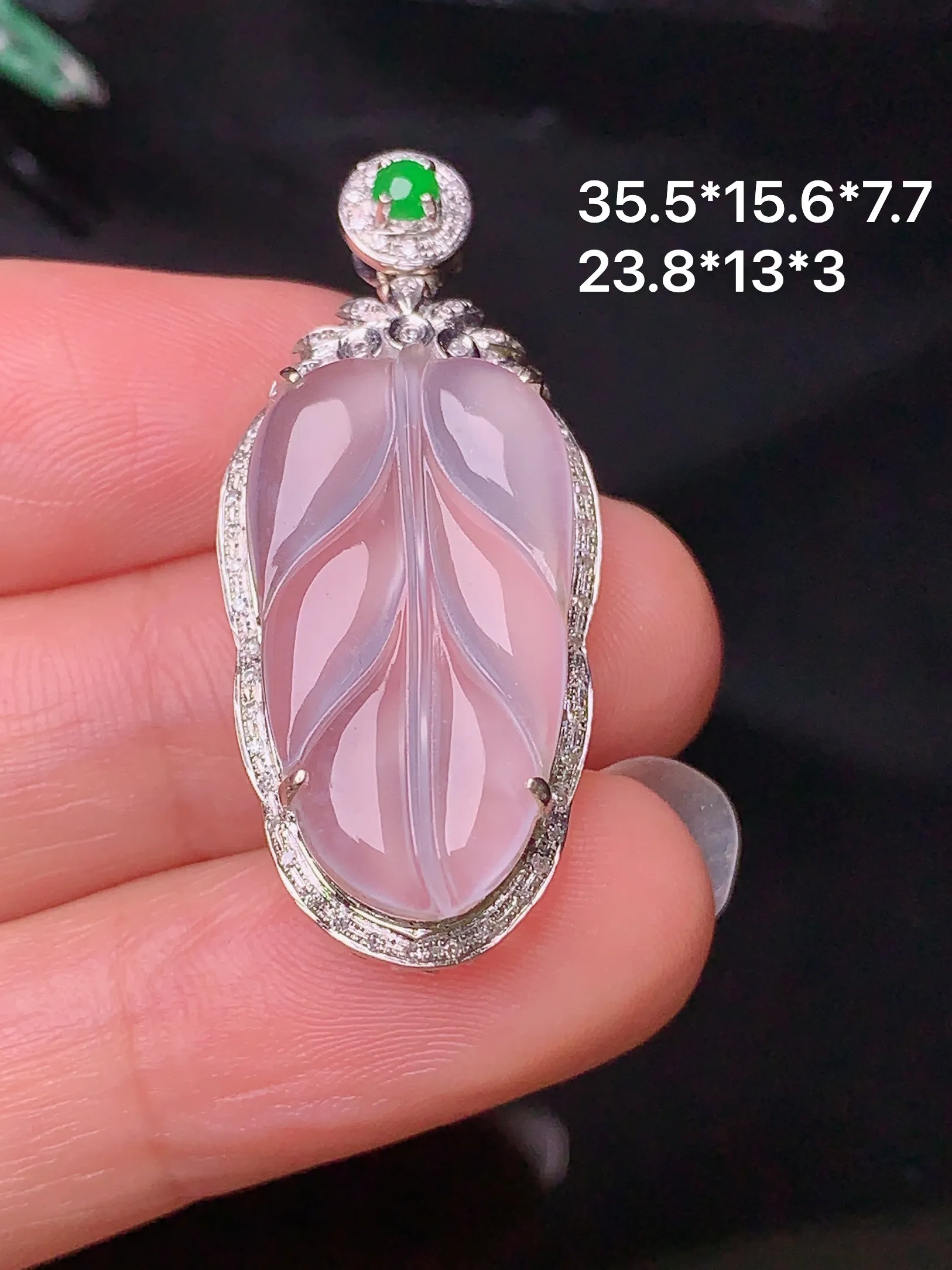 18k金钻镶嵌冰种树叶吊坠 玉质细腻 色泽清新艳丽 整体尺寸35.5*15.6*7.7