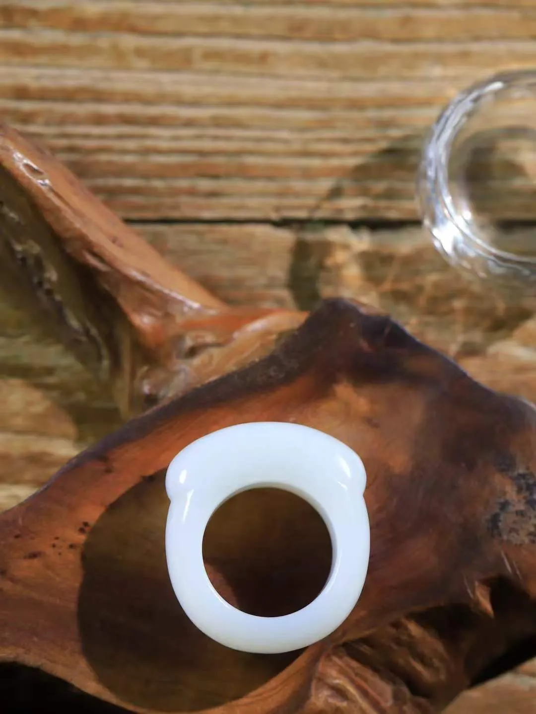 【古韵·扳指】

精品和田玉白玉扳指，玉质温润，油润感十足， 整器古韵生辉。优雅高贵。运筹帷幄