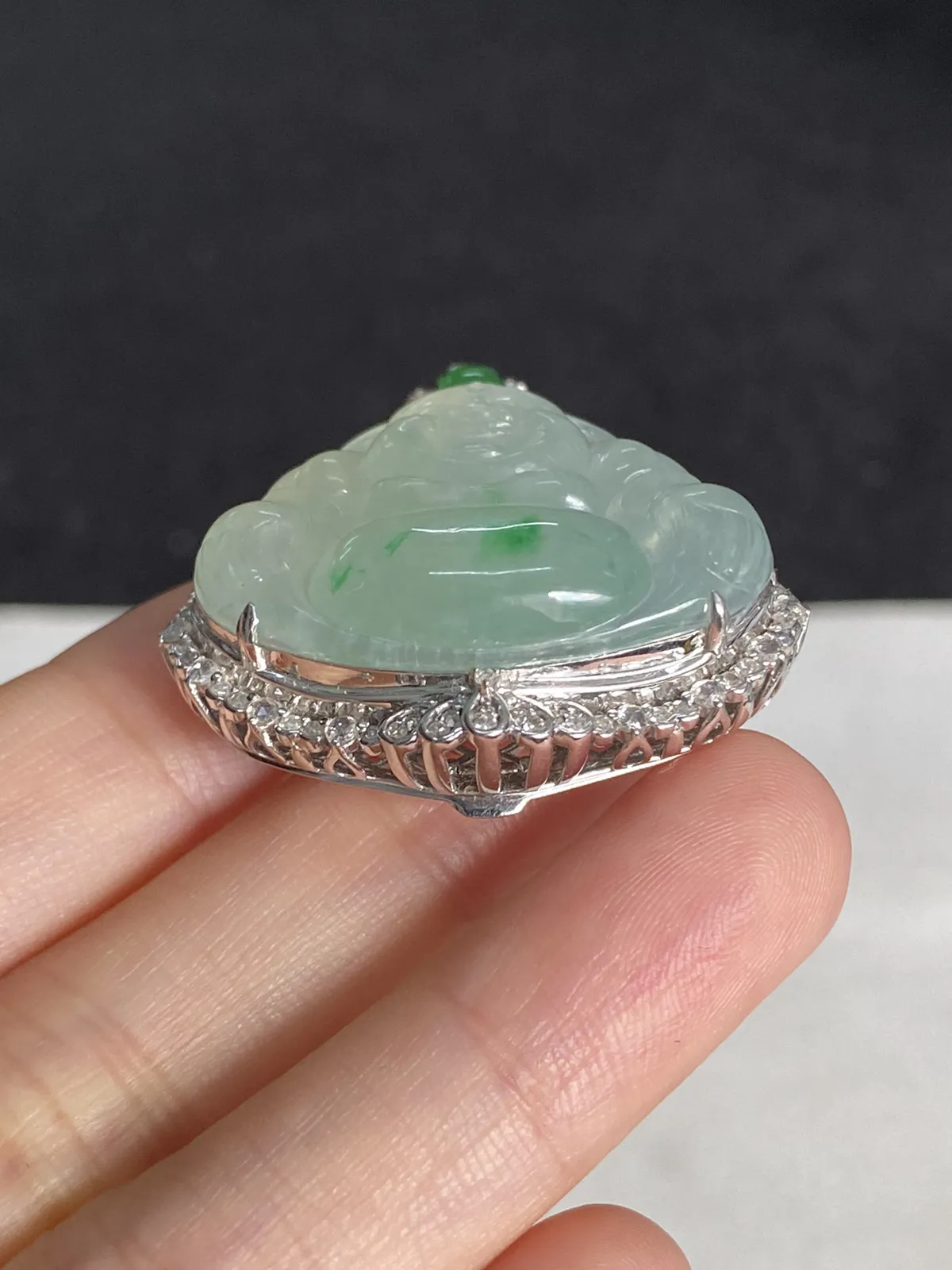 翡翠冰糯种飘绿吊坠，伴钻石