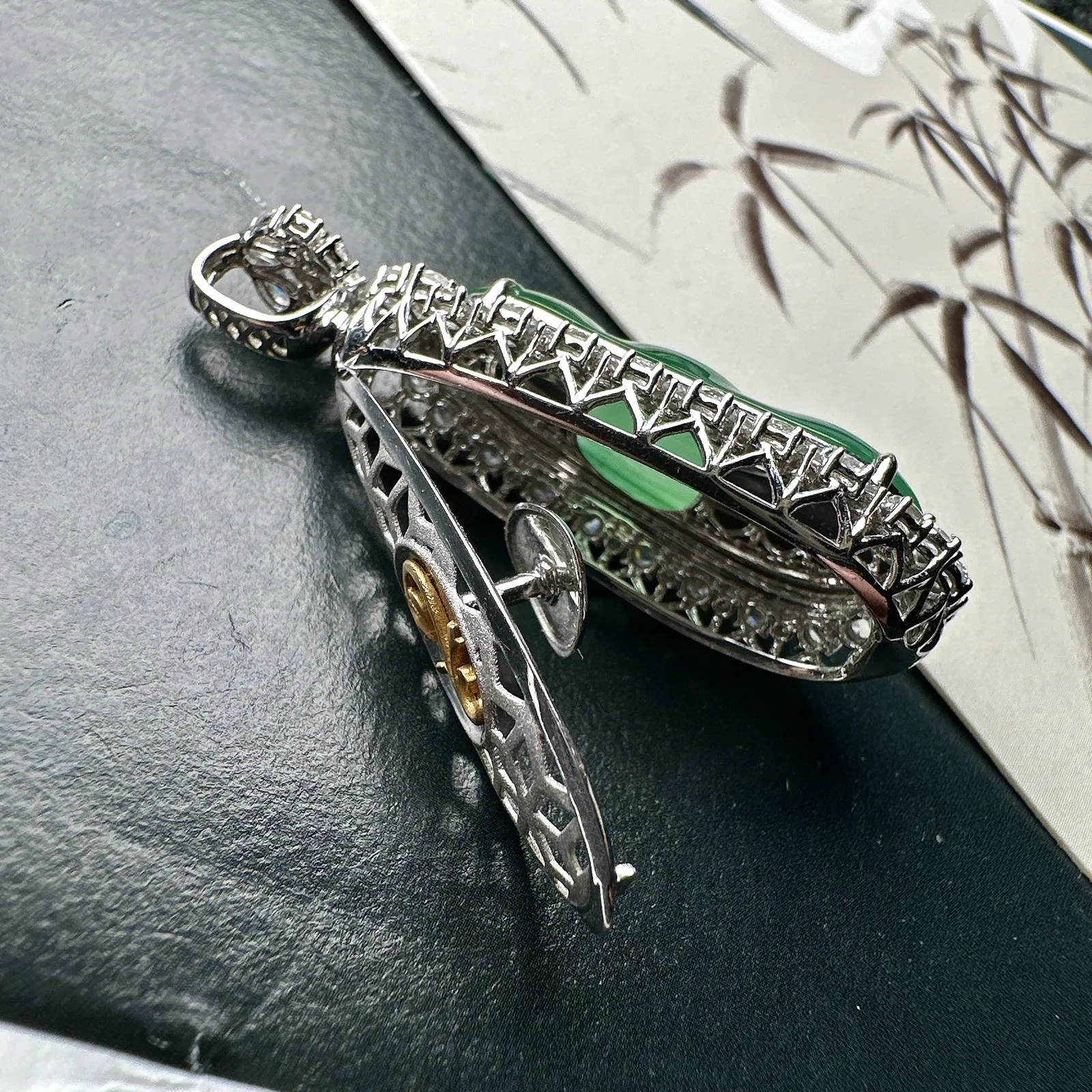 【冰种绿福豆吊坠】种地上乘，冰感十足，通透起光，饱满圆润，18k金钻镶嵌，裸石尺寸27.6*10.5*5.2毫米。