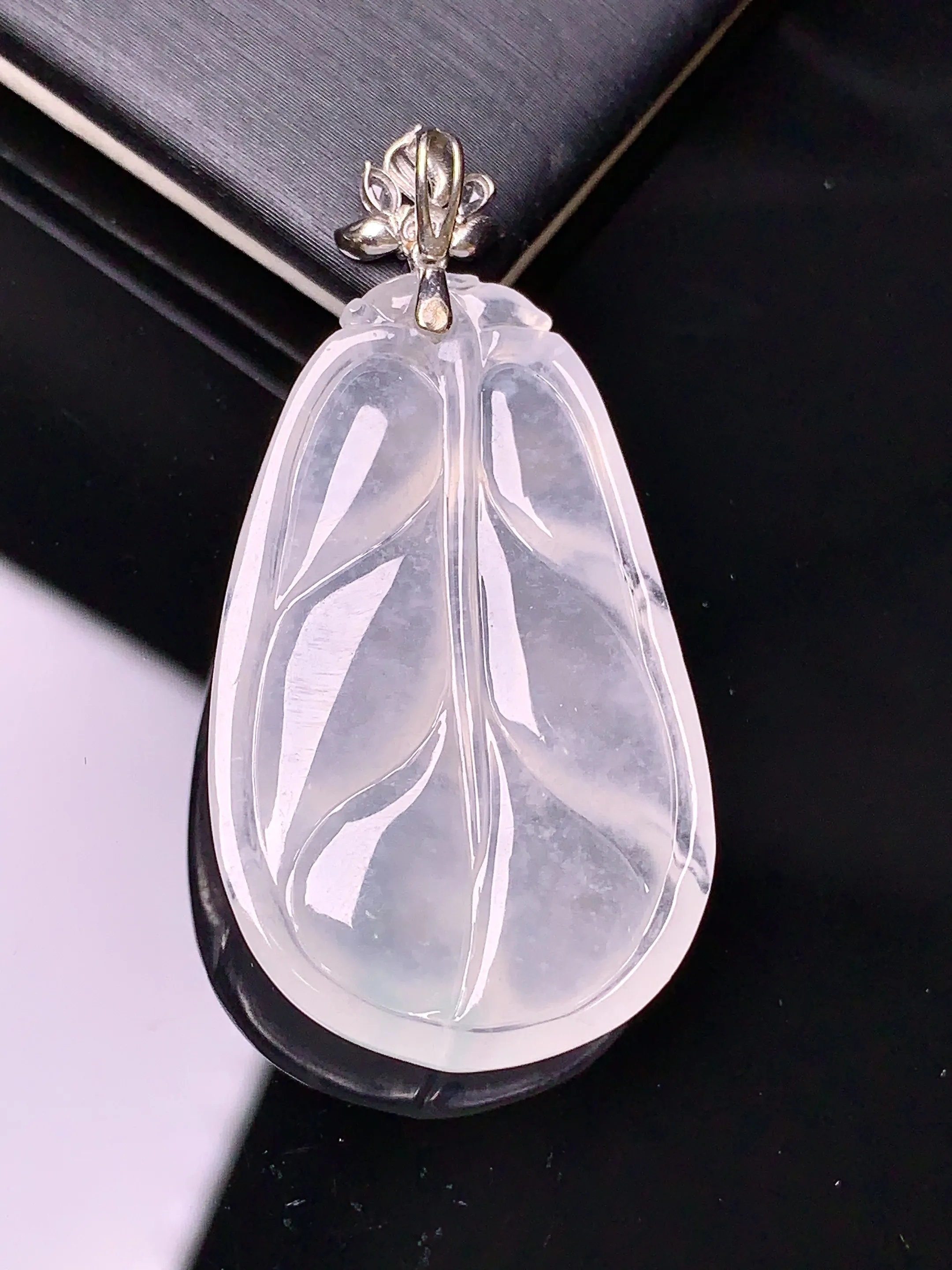 18k金镶嵌冰种树叶吊坠 玉质细腻 色泽清新艳丽 整体尺寸41.8*21.6*6