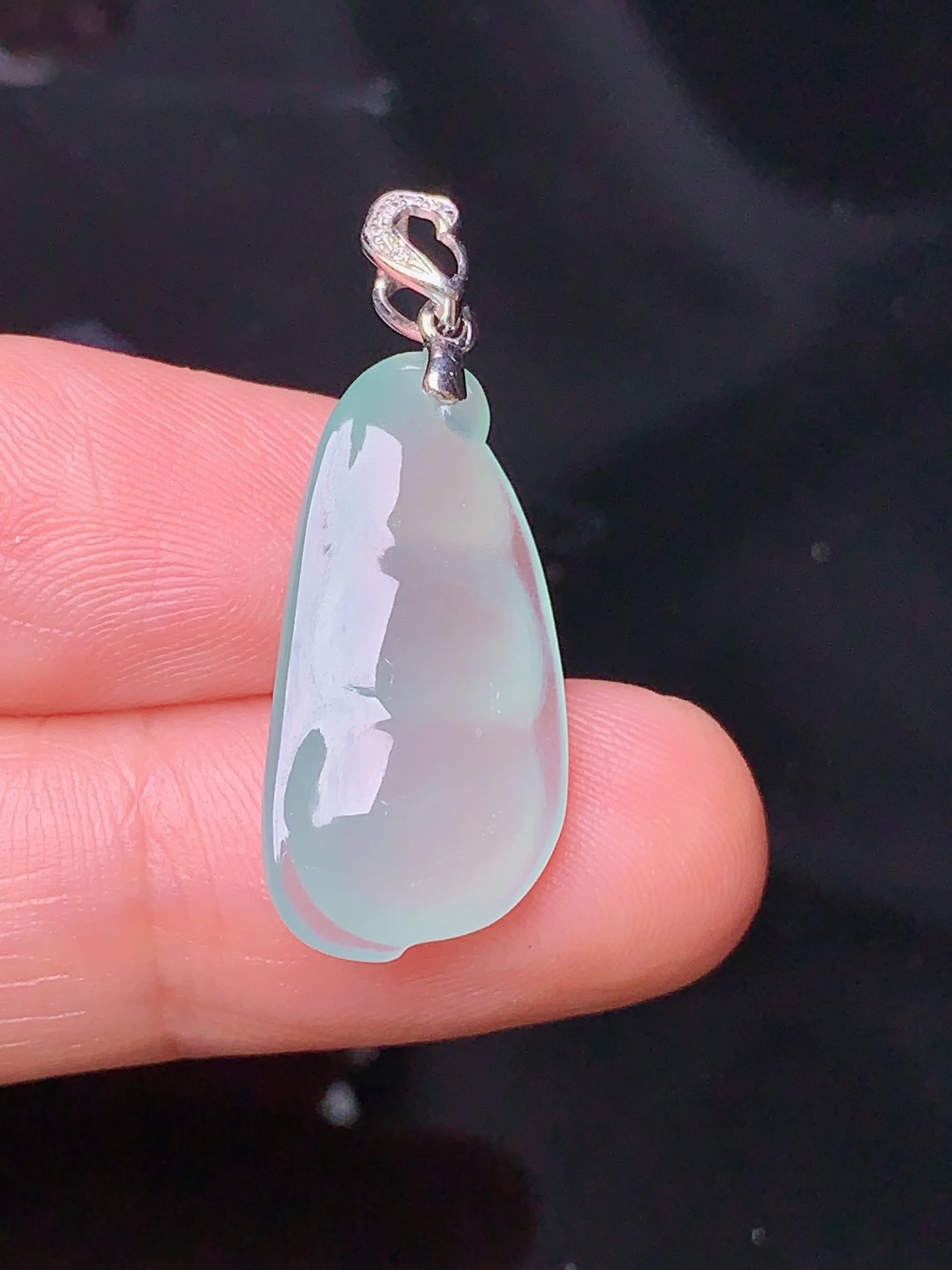 18k金镶嵌冰种四季豆吊坠 玉质细腻 色泽清新艳丽 整体尺寸29.3*11.5*5.7