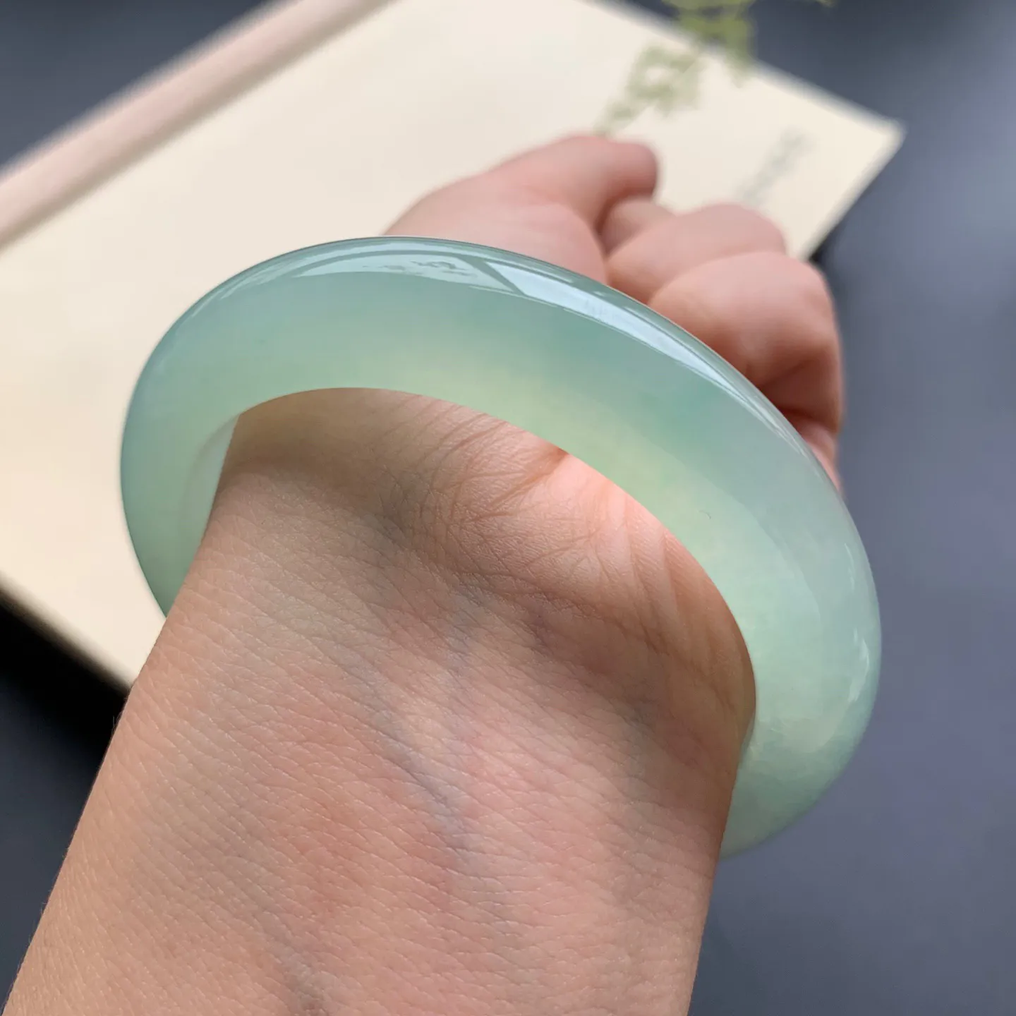 53.6圈口冰晴绿正圈手镯 尺寸：53.6-12.5-8.8，无纹裂，冰透水润，胶感十足