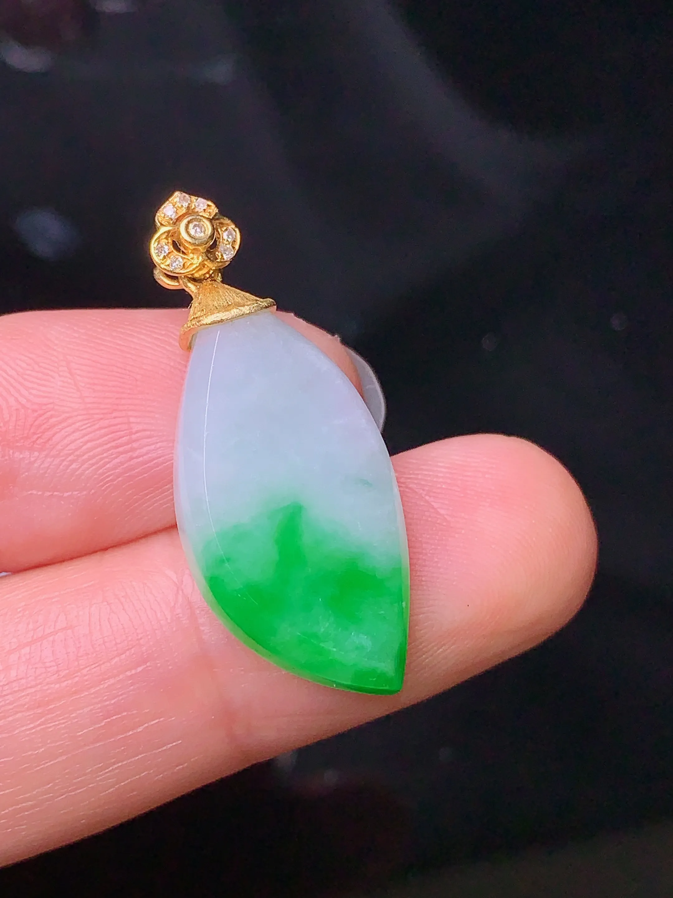 18k金钻镶嵌飘绿随形吊坠 玉质细腻 色泽清新艳丽 整体尺寸29.5*12*4