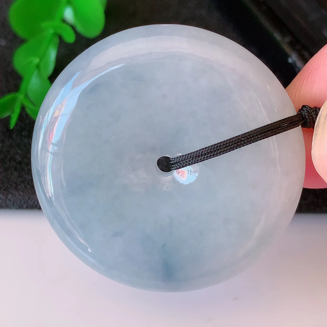 自然光实拍，大件水润紫罗兰翡翠平安扣吊坠，品相佳，美感十足，寓意平平安安，平安扣佩戴精美时尚！#41.7