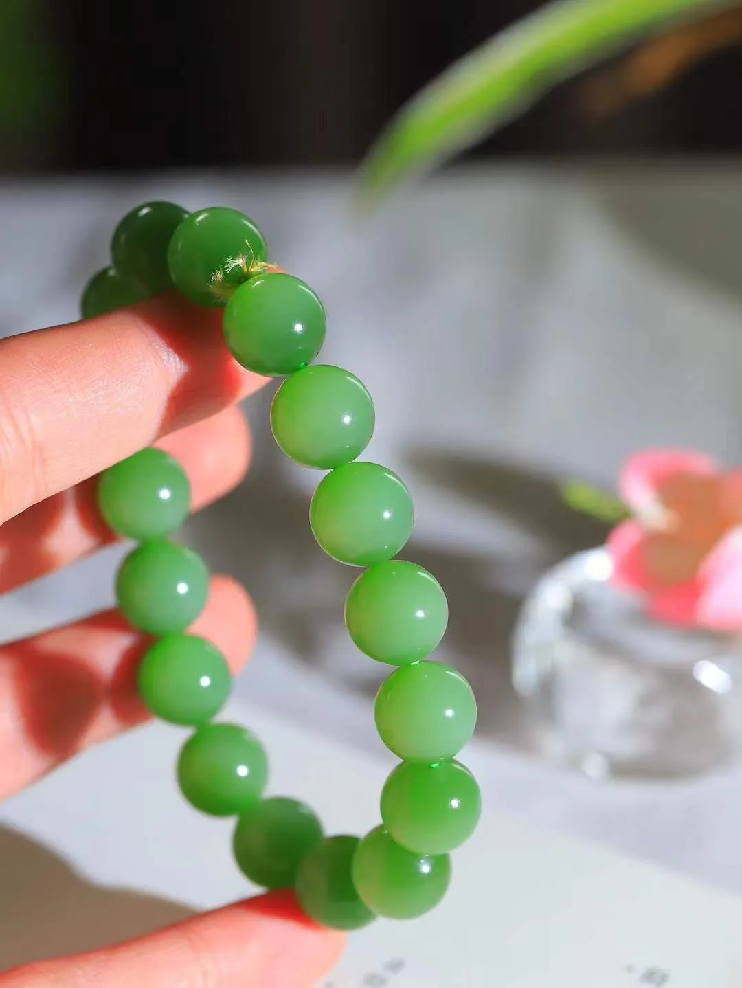 【珠圆玉润.手串】

收藏级臻品️和田玉碧玉猫眼珠圆玉润手串 玉质温润细腻  整串打磨圆润，佩戴舒适。珠珠落玉盘，间关莺语花底滑，一生美好时光，无论身在何处，都有它相伴相守。事事顺遂，幸福美满，吉祥如意。重45.8克 尺寸取一11.9mm  FDA-22110833