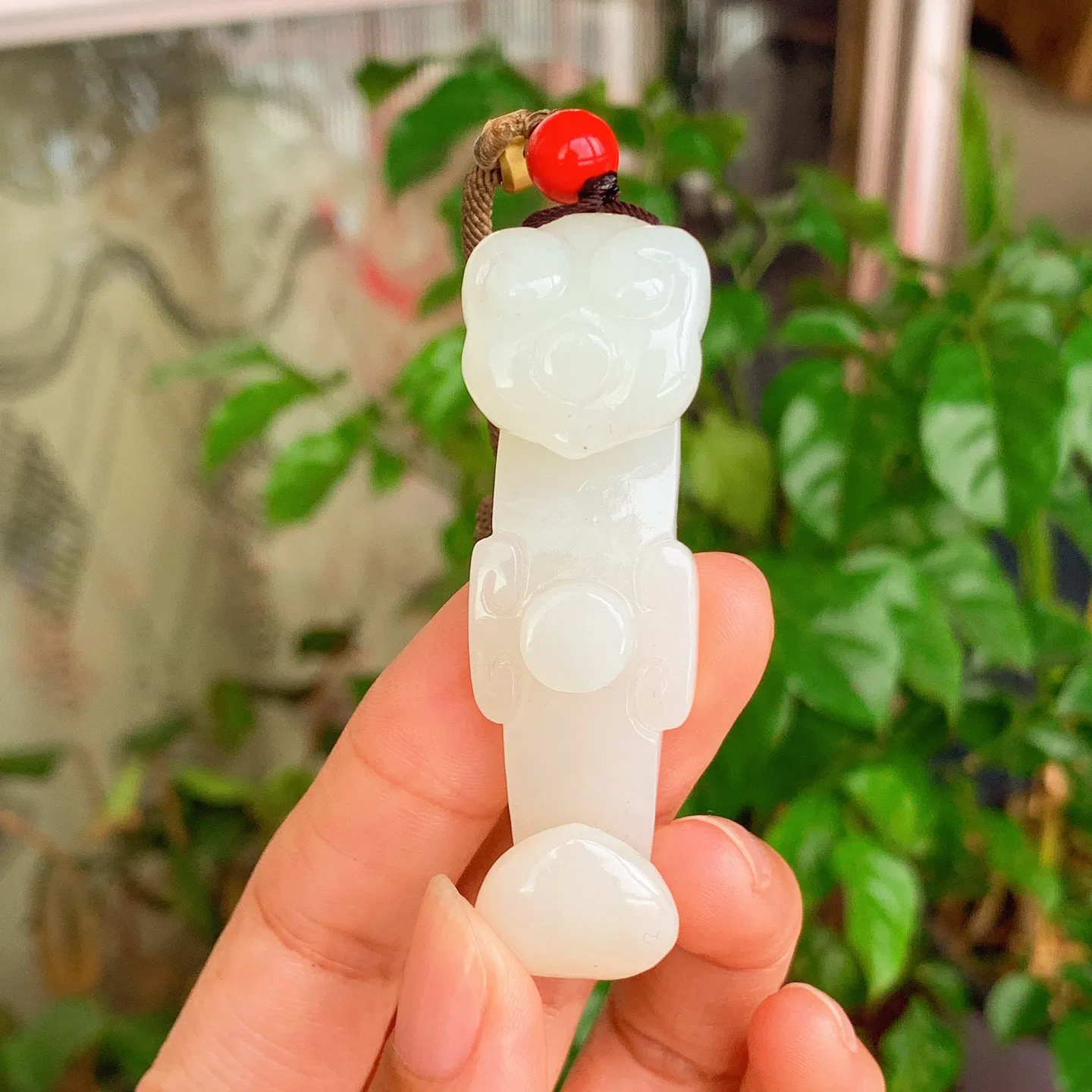 和田玉白玉如意挂件。尺寸67/21/18重31.5克。玉质细腻油润。手推出油。佩戴高端典雅。lt251107