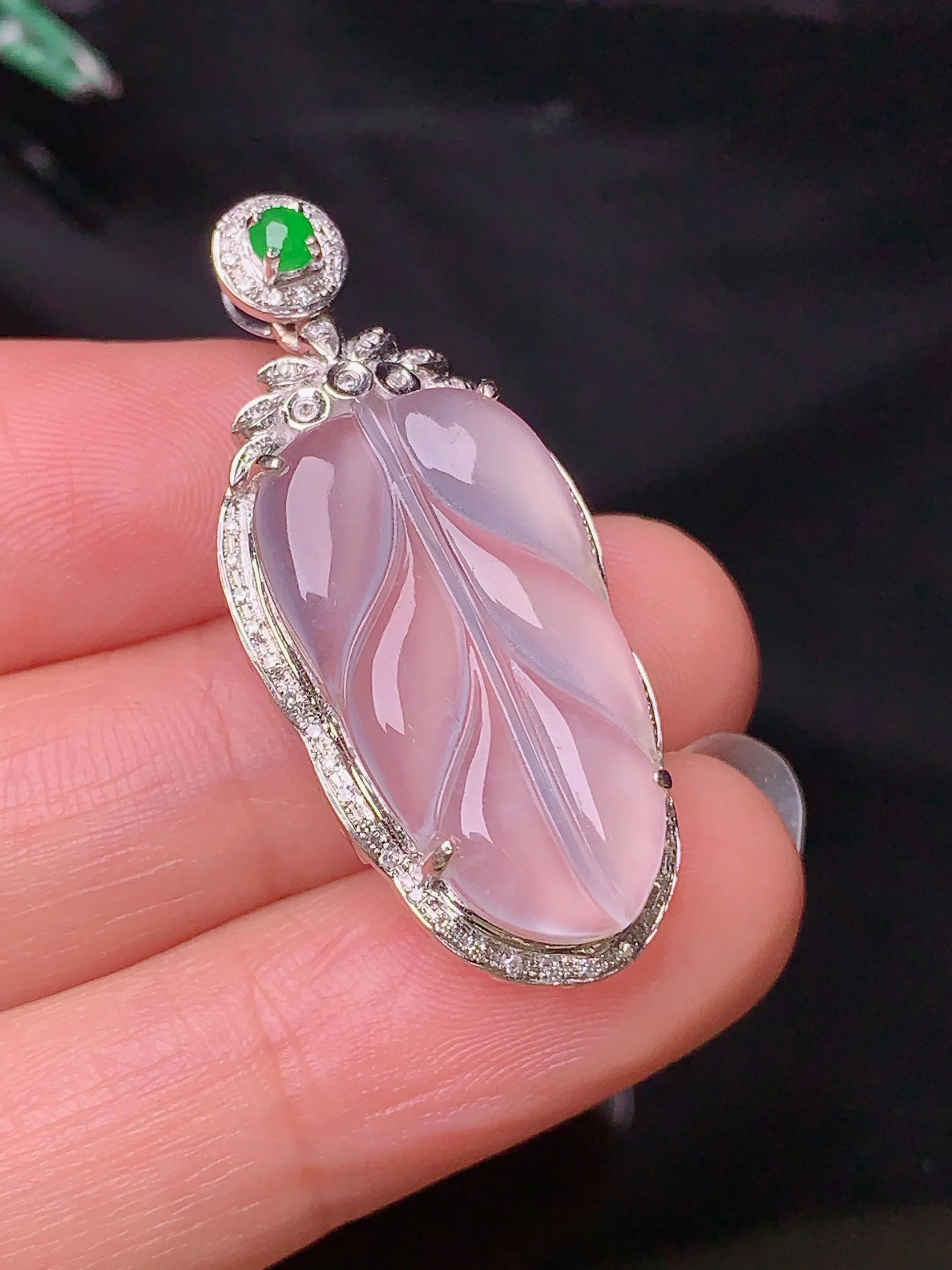 18k金钻镶嵌冰种树叶吊坠 玉质细腻 色泽清新艳丽 整体尺寸35.5*15.6*7.7