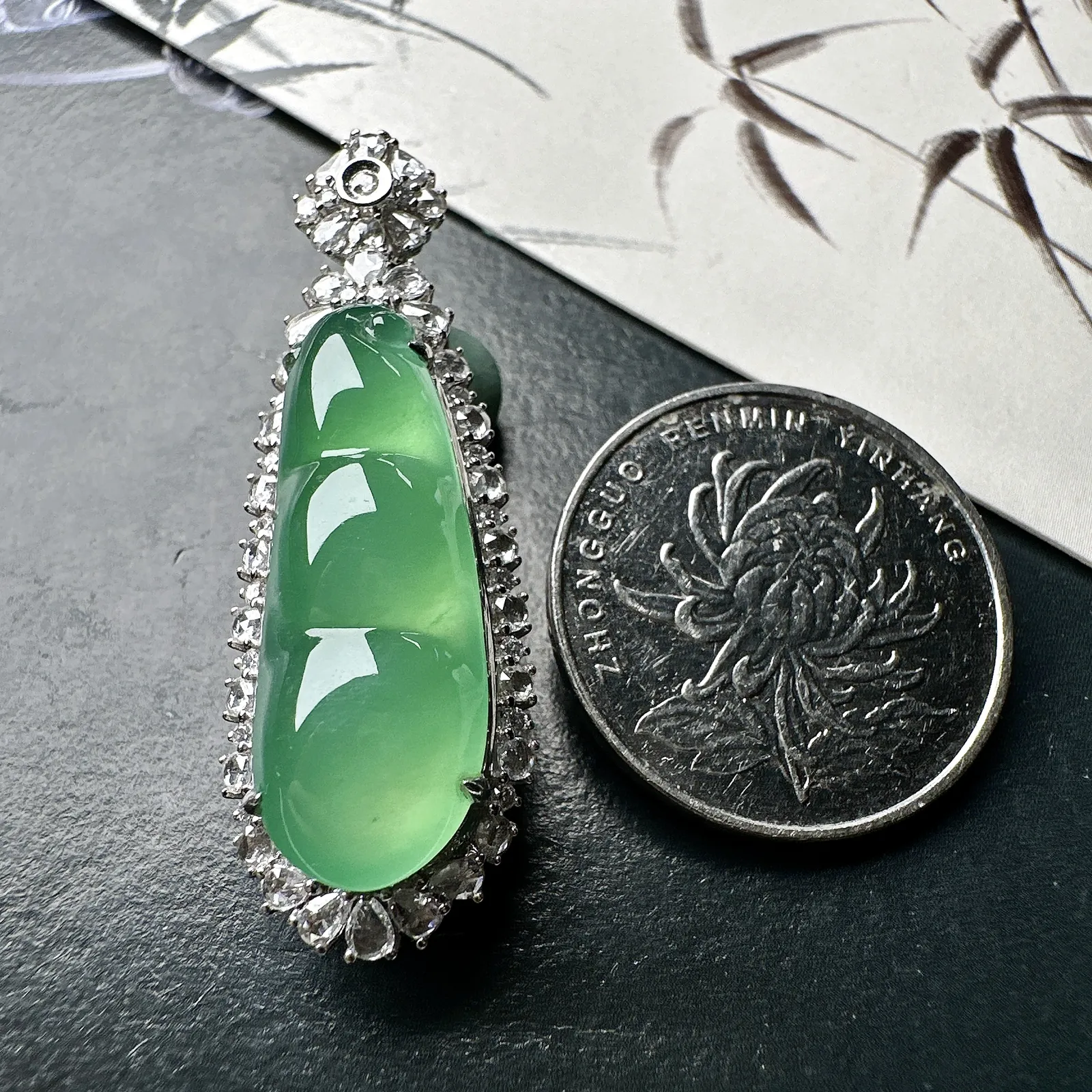 【冰种绿福豆吊坠】种地上乘，冰感十足，通透起光，饱满圆润，18k金钻镶嵌，裸石尺寸27.6*10.5*5.2毫米。