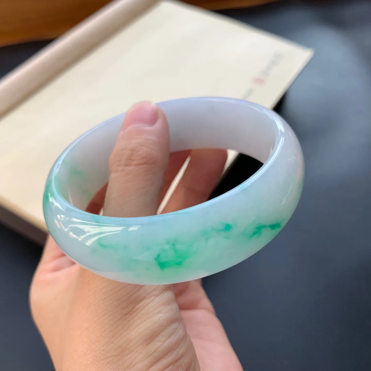 60.6圈口飘绿正圈手镯 尺寸：60.6-20-7.3，无纹裂，水润光滑，色泽靓丽