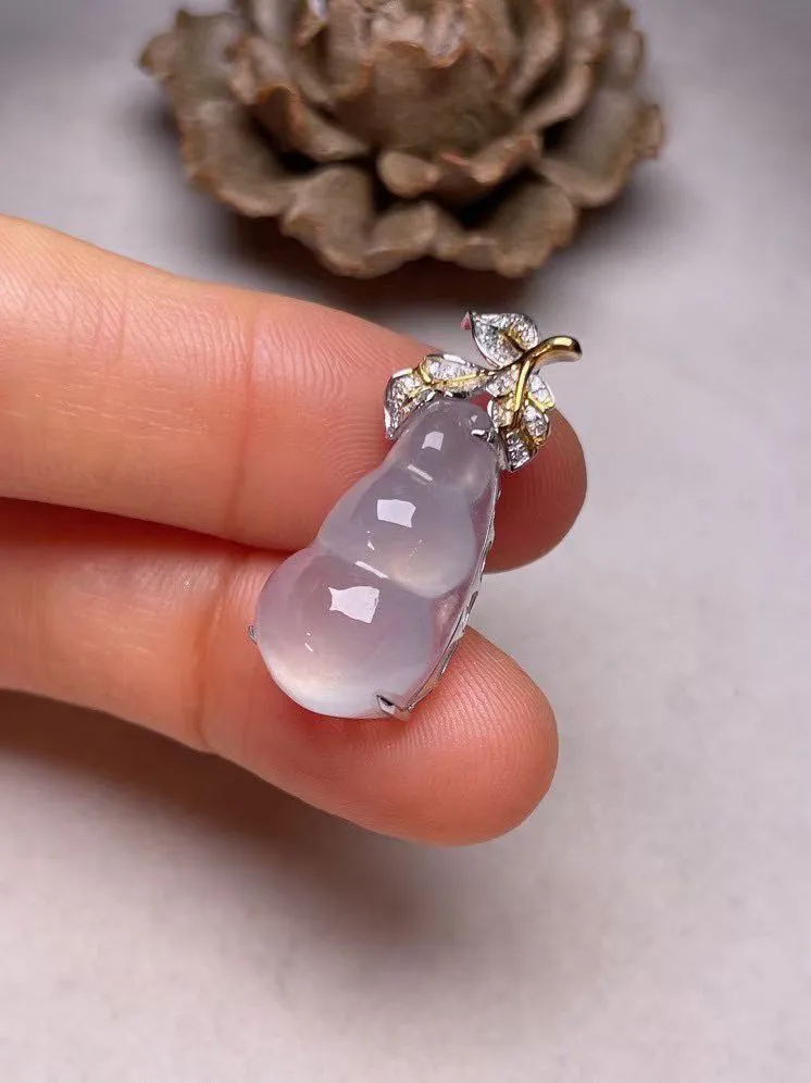 冰种福豆吊坠、真金真钻镶嵌，种水好，玉质细腻 .裸石尺寸 21.5*11.3