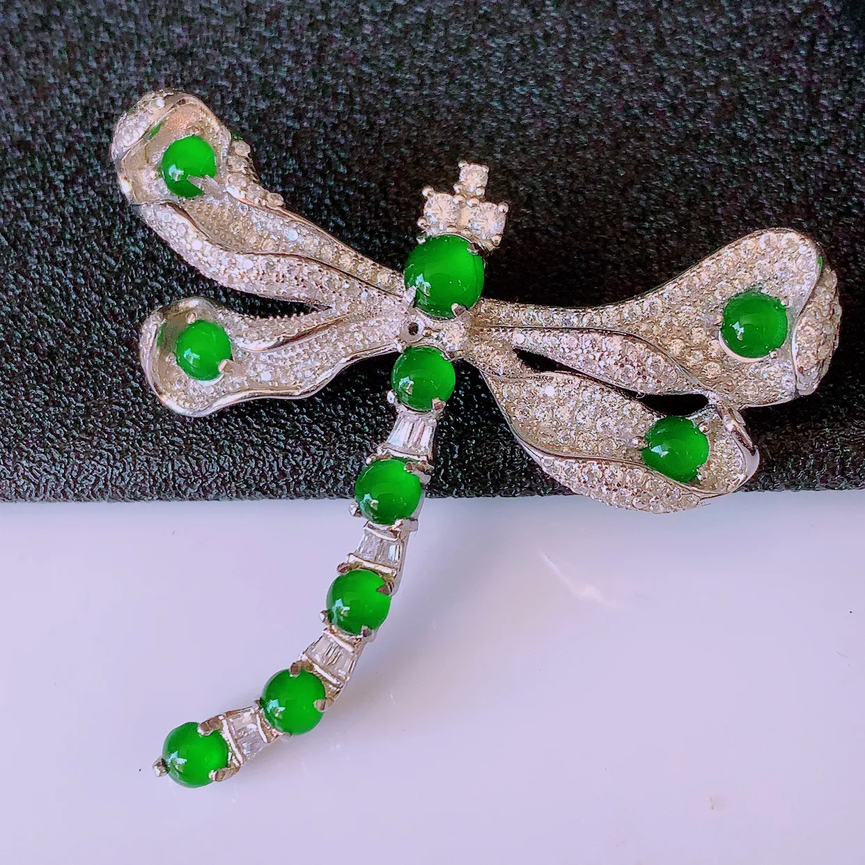 冰透满绿翡翠925银镶嵌蜻蜓胸针，自然光实拍，翠色灵动，颜色漂亮，种老水足，品相佳，佩戴佳品！#97.7整体37.5-42.5*10裸石4*4