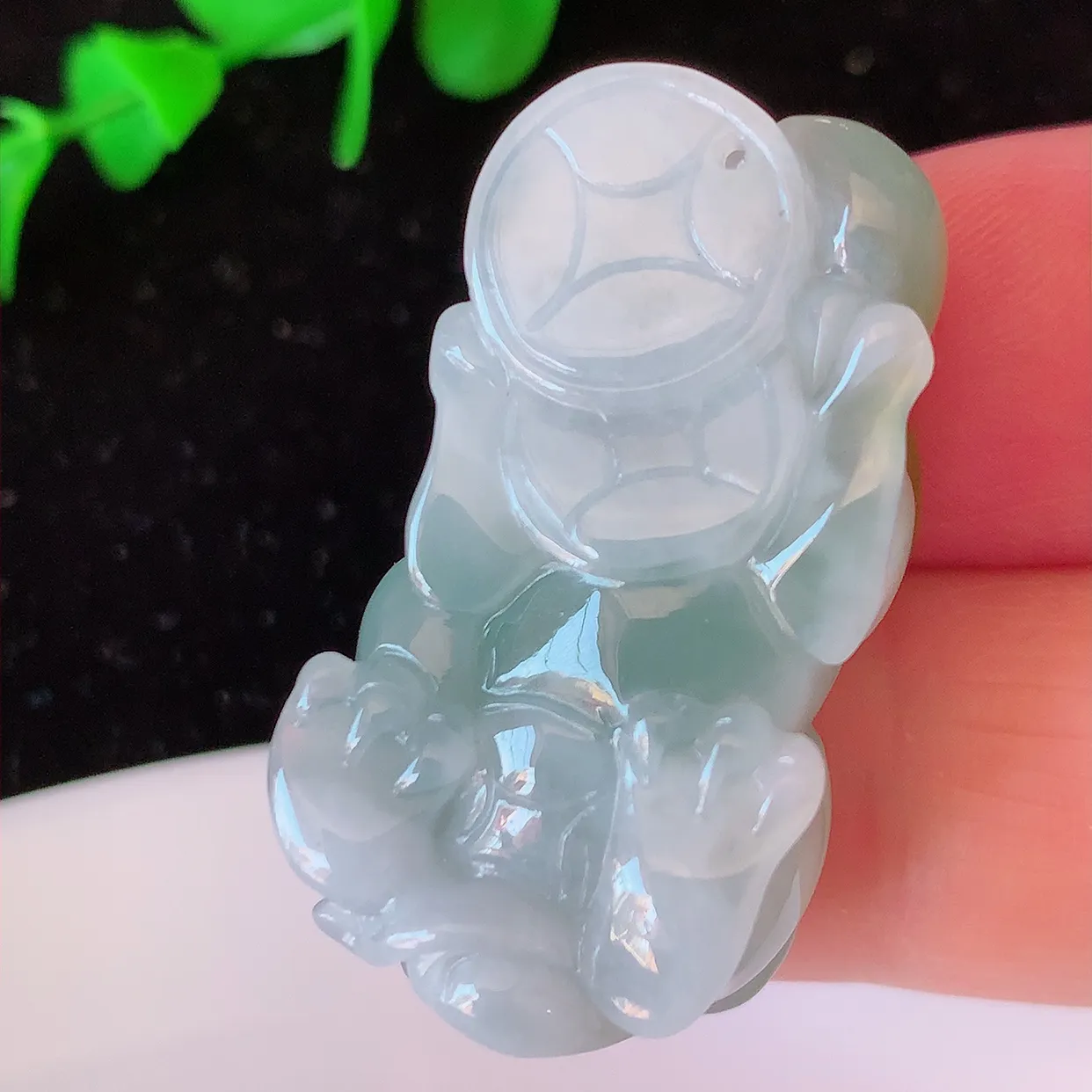 自然光实拍，冰双彩翡翠招财貔貅吊坠，民间有“一摸貔貅运程旺盛，再摸貔貅财运滚滚，三摸貔貅平步青云 ”的美好祝愿。#81.7