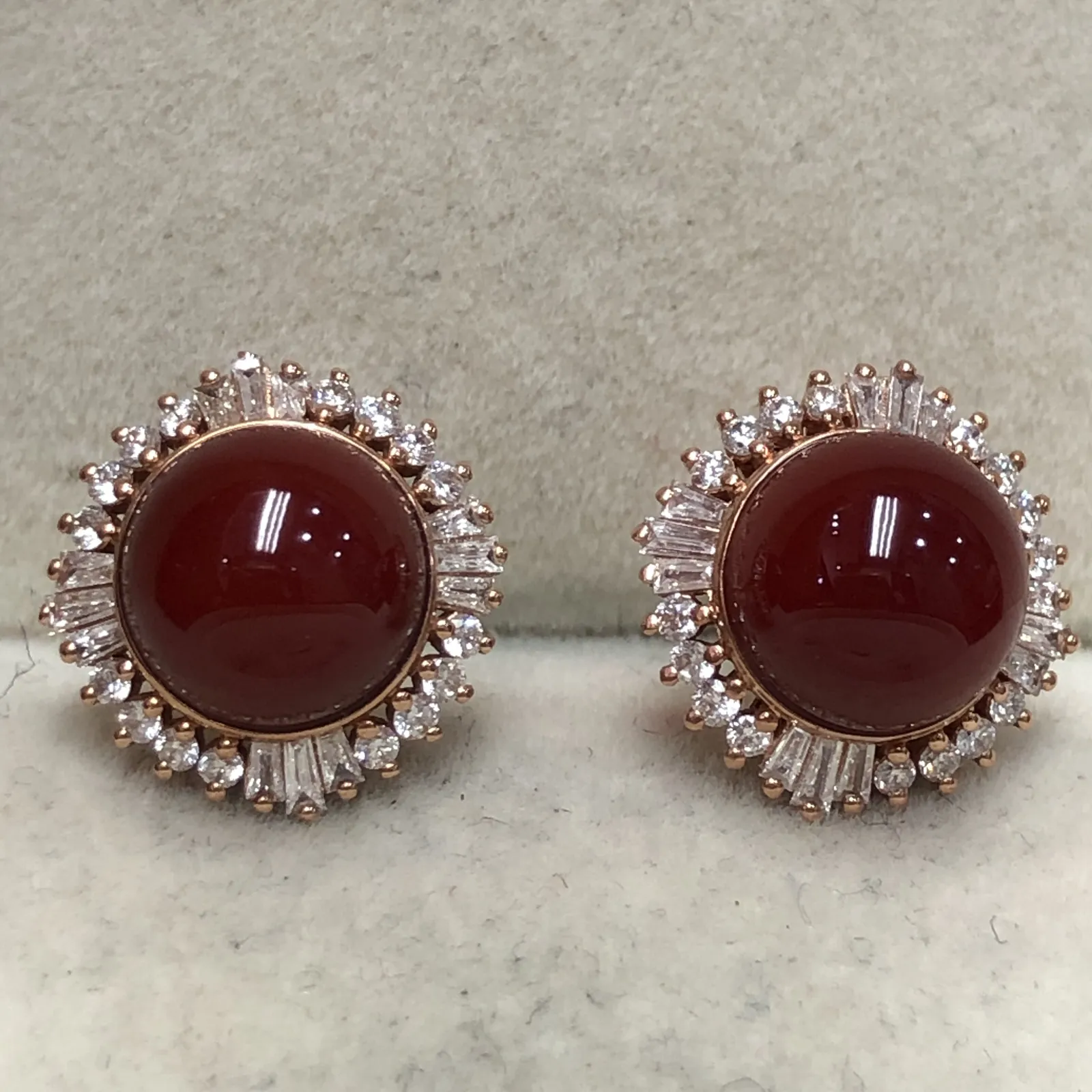 【天然阿卡赤血牛血红珊瑚8.4mm圆珠大钻满钻豪华镶嵌耳钉】日本深海阿卡材料，天然无添加无优化，赤血牛血红色，裸石尺寸为8.4*8.4*8.4mm，整体尺寸13.5*12.6*9.3mm，18k金大钻石满钻豪华镶嵌！重量4.31克。