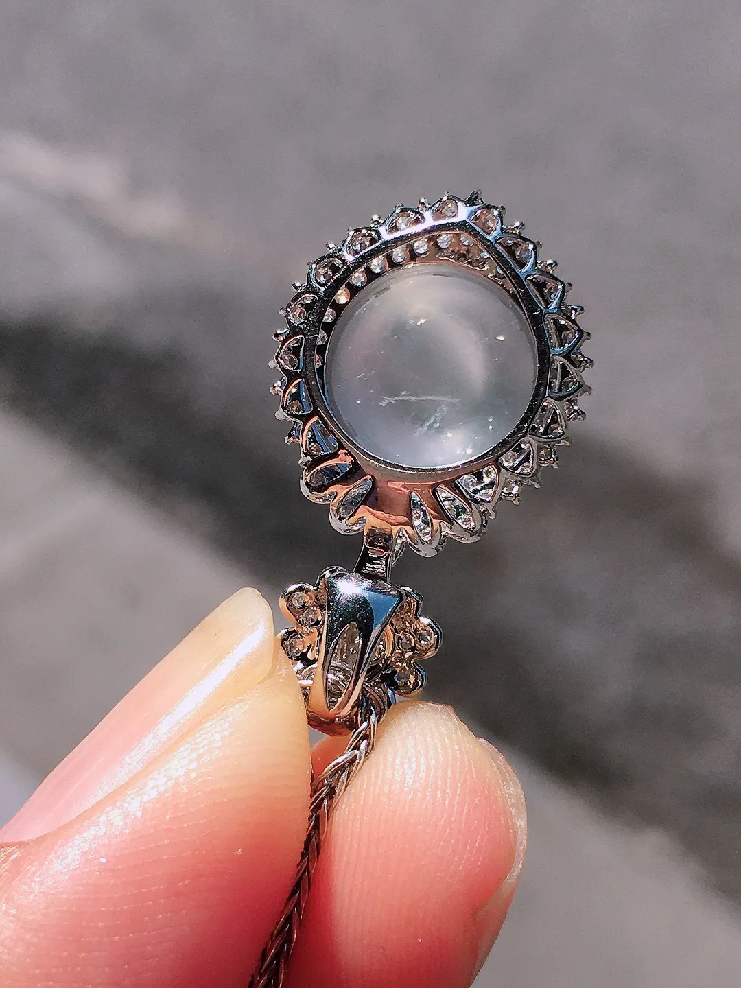 玻璃种蛋面吊坠，玉质细腻，荧光感超
强，饱满圆润，尽显优雅气质，18k
金豪华镶嵌