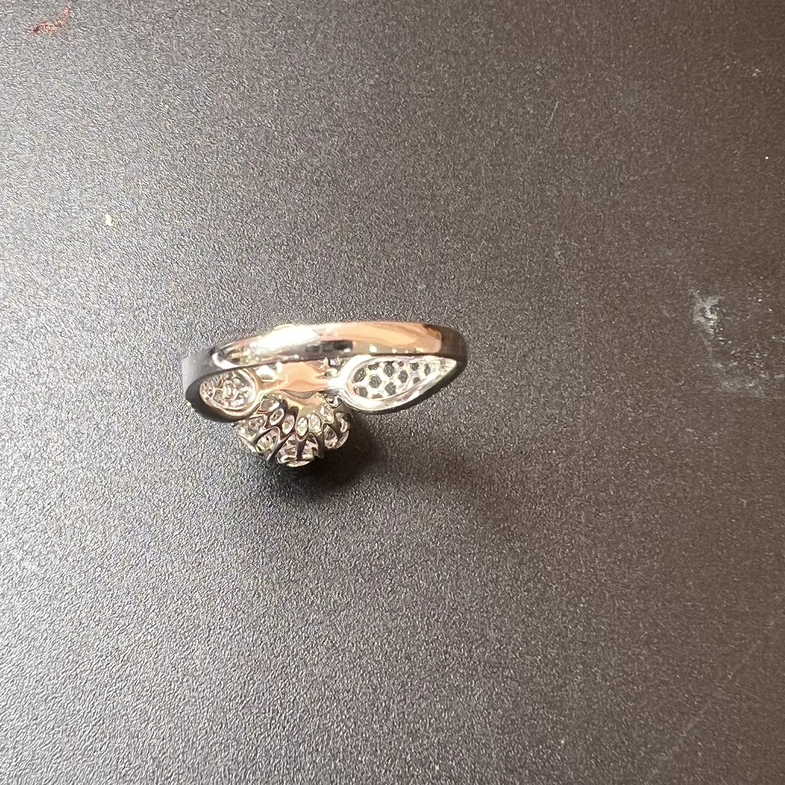 满色女戒指整体尺寸10.8*10.5*9.1 裸石尺寸6.6*6*3.6