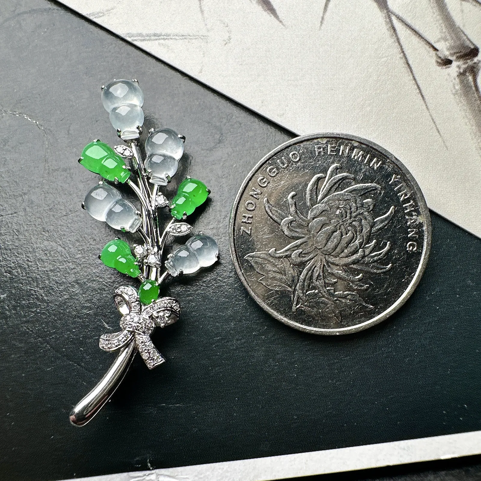 【冰种满绿葫芦、白冰葫芦镶嵌】一鸣惊人，胸针、吊坠两用款，质地非常细腻，通透度很好，18k金钻镶嵌，裸石尺寸8.3*5.3*3.5毫米