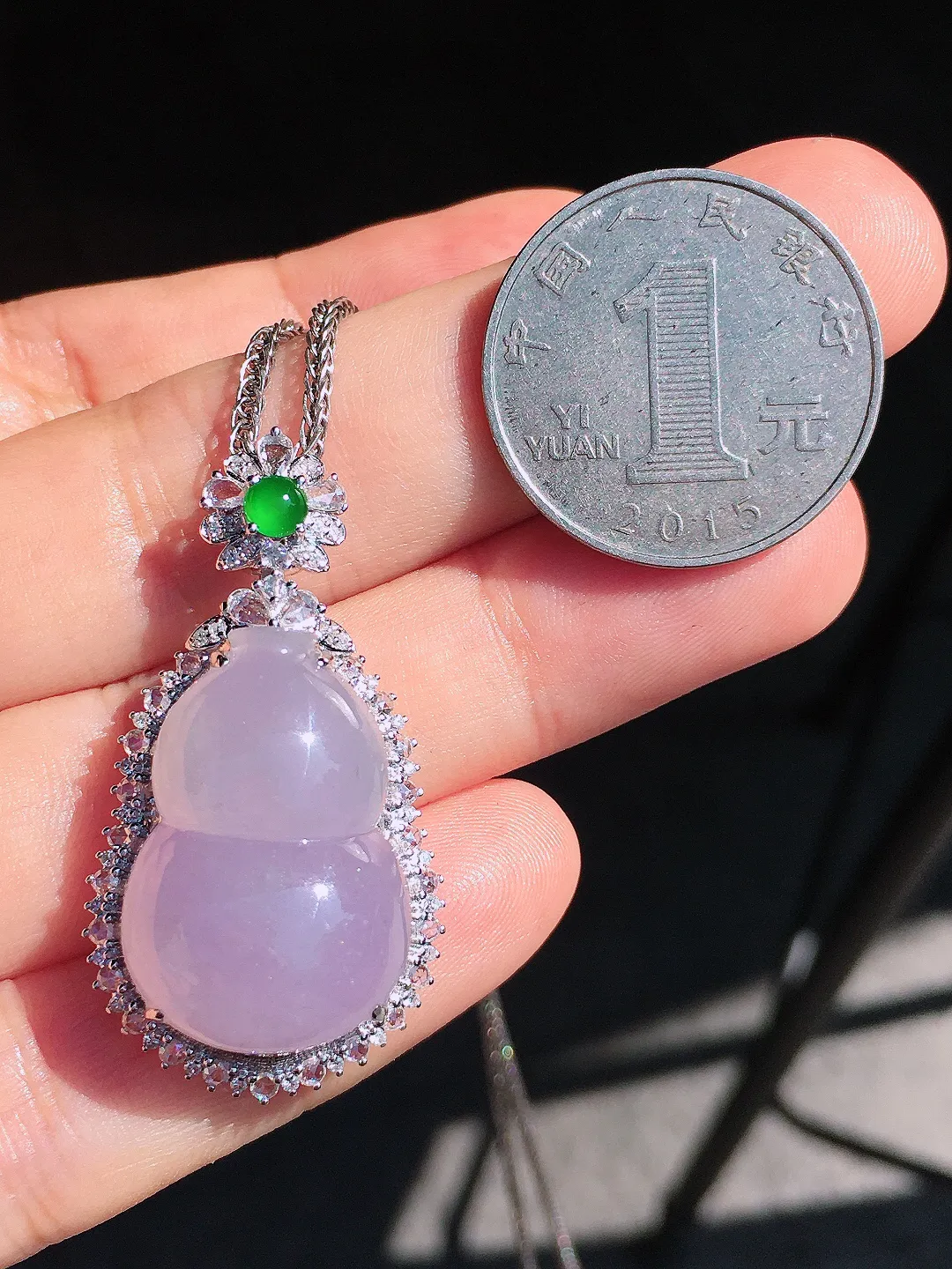 紫罗兰葫芦吊坠，色泽均匀艳丽，玉质细腻，荧光感超
强，饱满圆润，尽显优雅气质，18k
金豪华镶嵌