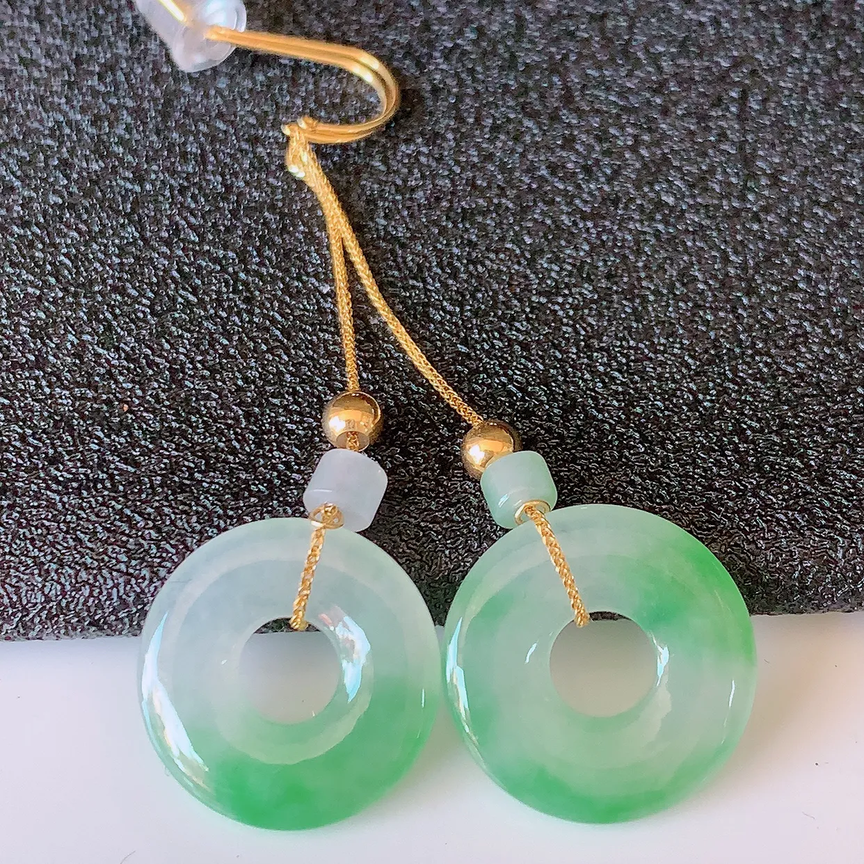 18k金镶嵌冰种飘绿翡翠平安扣耳坠，沁人心脾，耳坠佩戴效果大气出众，尽显气质。种水好，胶感足，颜相当漂亮，高性价比，值得入手品鉴！#41.7整体46裸石14.2*2.8