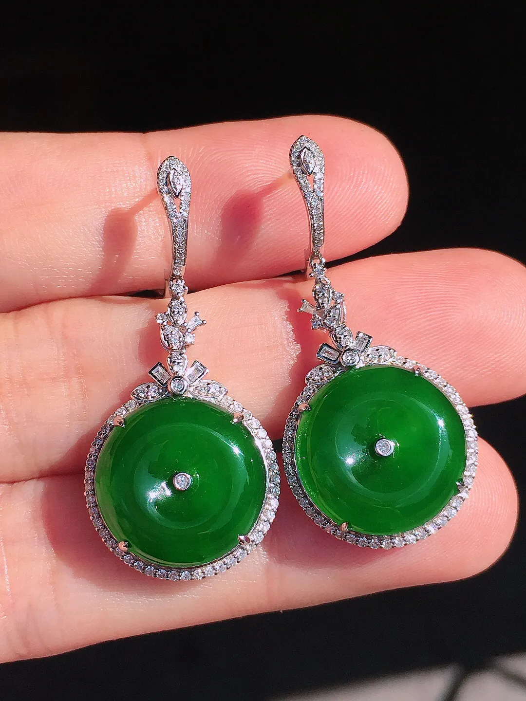 满绿平安扣耳坠，色泽均匀浓郁，玉质细腻，荧光感超
强，饱满圆润，尽显优雅气质，18k
金豪华镶嵌