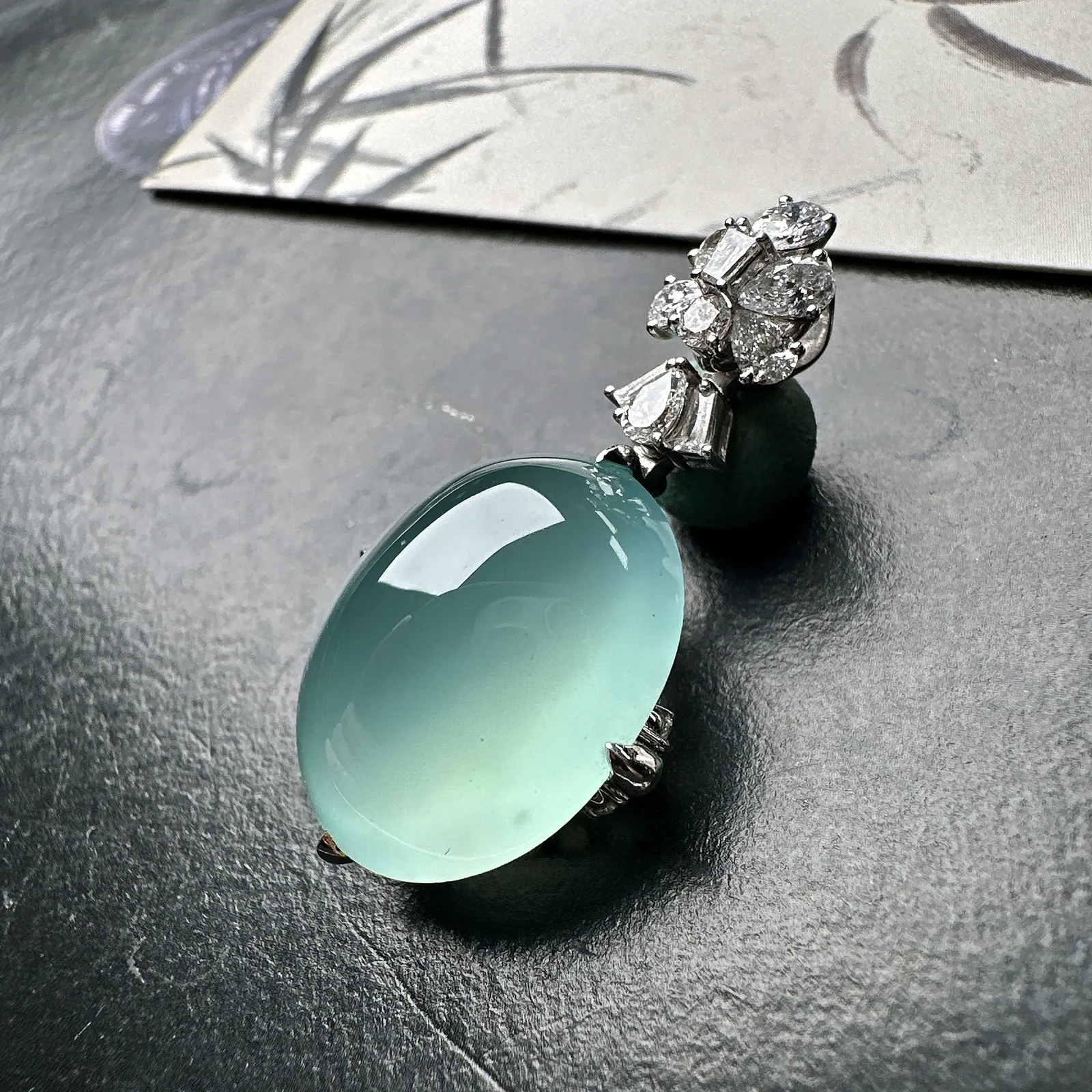 【冰种天空蓝蛋面吊坠】种地上乘，冰感十足，通透起光，饱满圆润，18k金钻镶嵌，裸石尺寸19.1*16.2*10毫米。