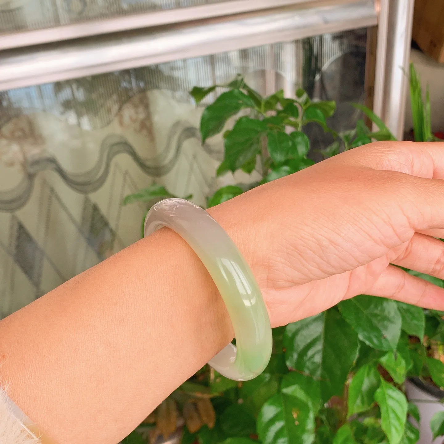 57圈口 收藏级和田玉白玉三色青海翠翠青手镯   57圈口条宽13厚10重61.5克，玉质细腻油润 底色纯净 脂粉好。结构好。品质好！lt251107