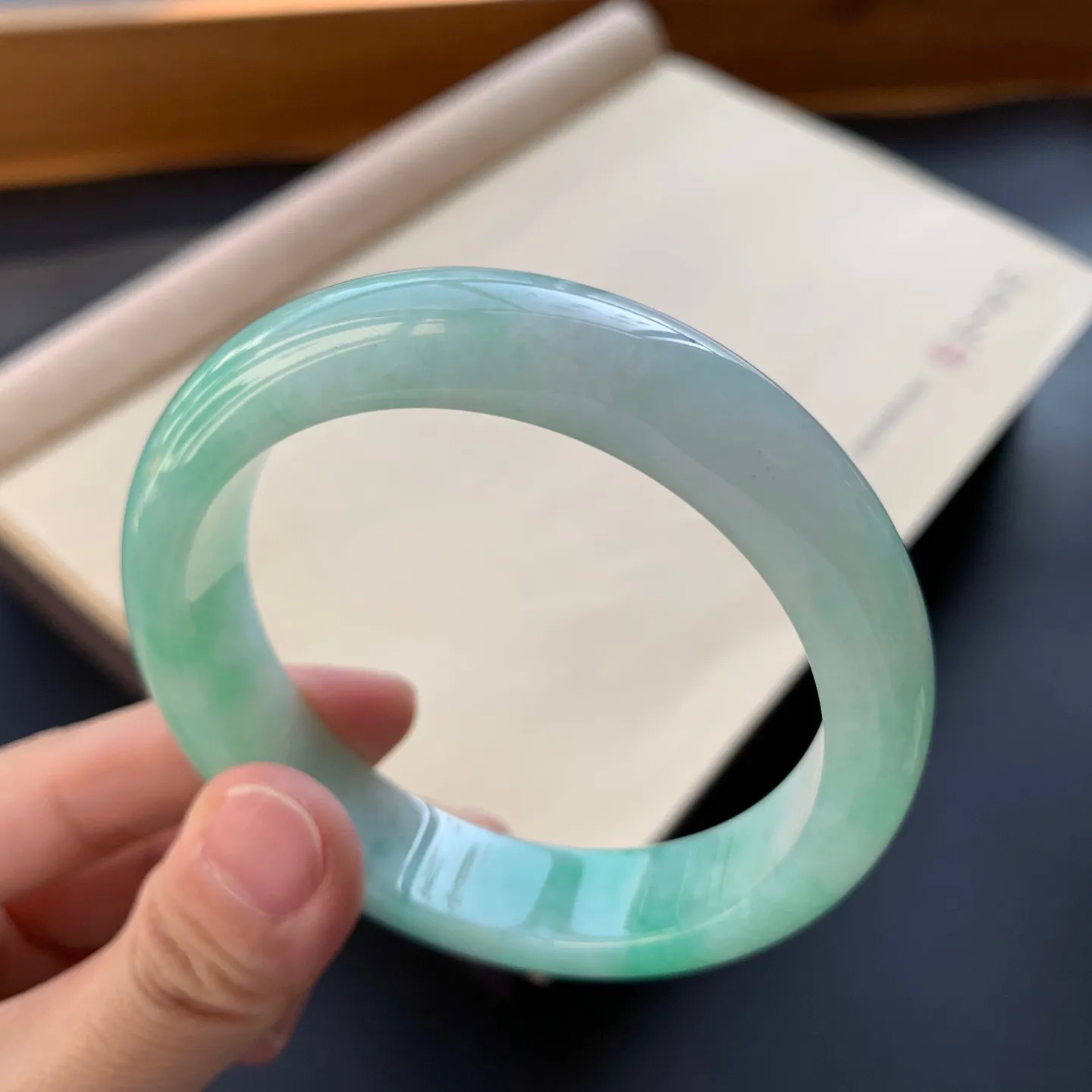 56.5圈口飘绿正圈手镯 尺寸：56.5-13.2-8.2，无纹裂，细腻光滑，色泽靓丽