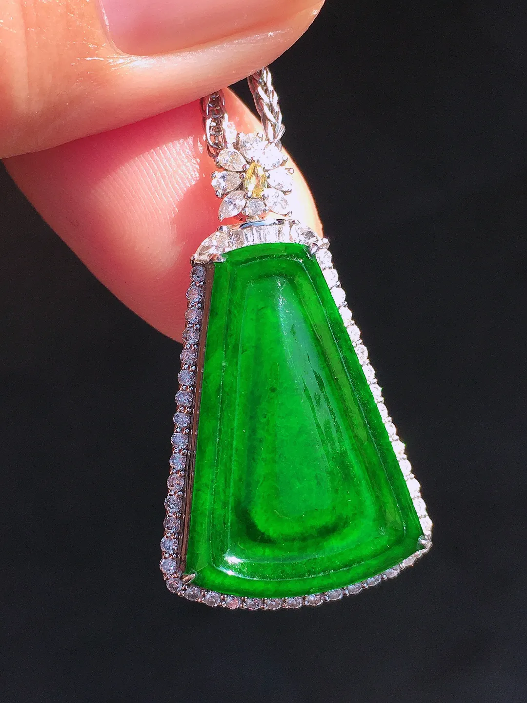 阳绿无事牌吊坠，色泽均匀艳丽，玉质细腻，荧光感超
强，饱满圆润，尽显优雅气质，18k
金豪华镶嵌