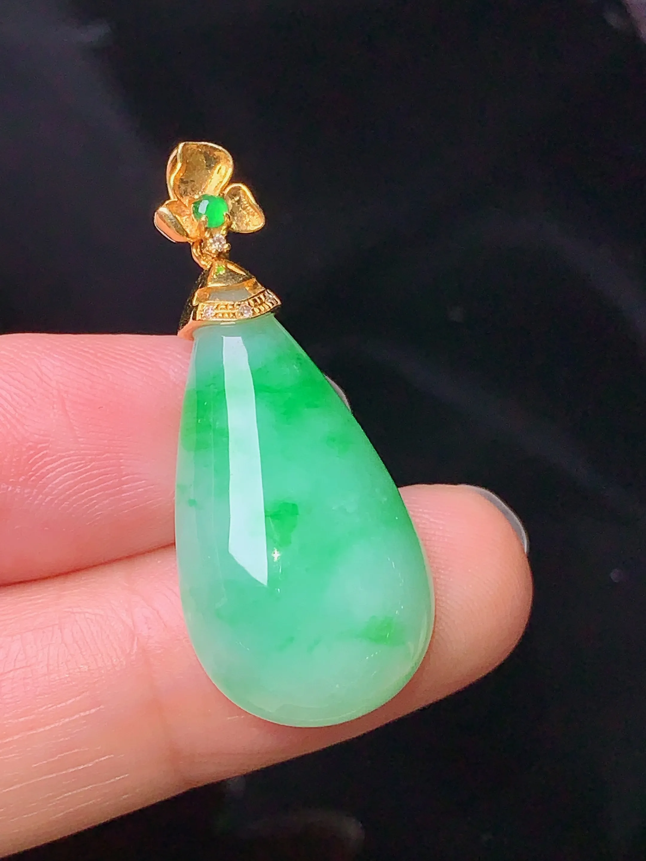 18k金镶嵌翠绿水滴吊坠 玉质细腻 色泽清新艳丽 整体尺寸35*14.6*6.2