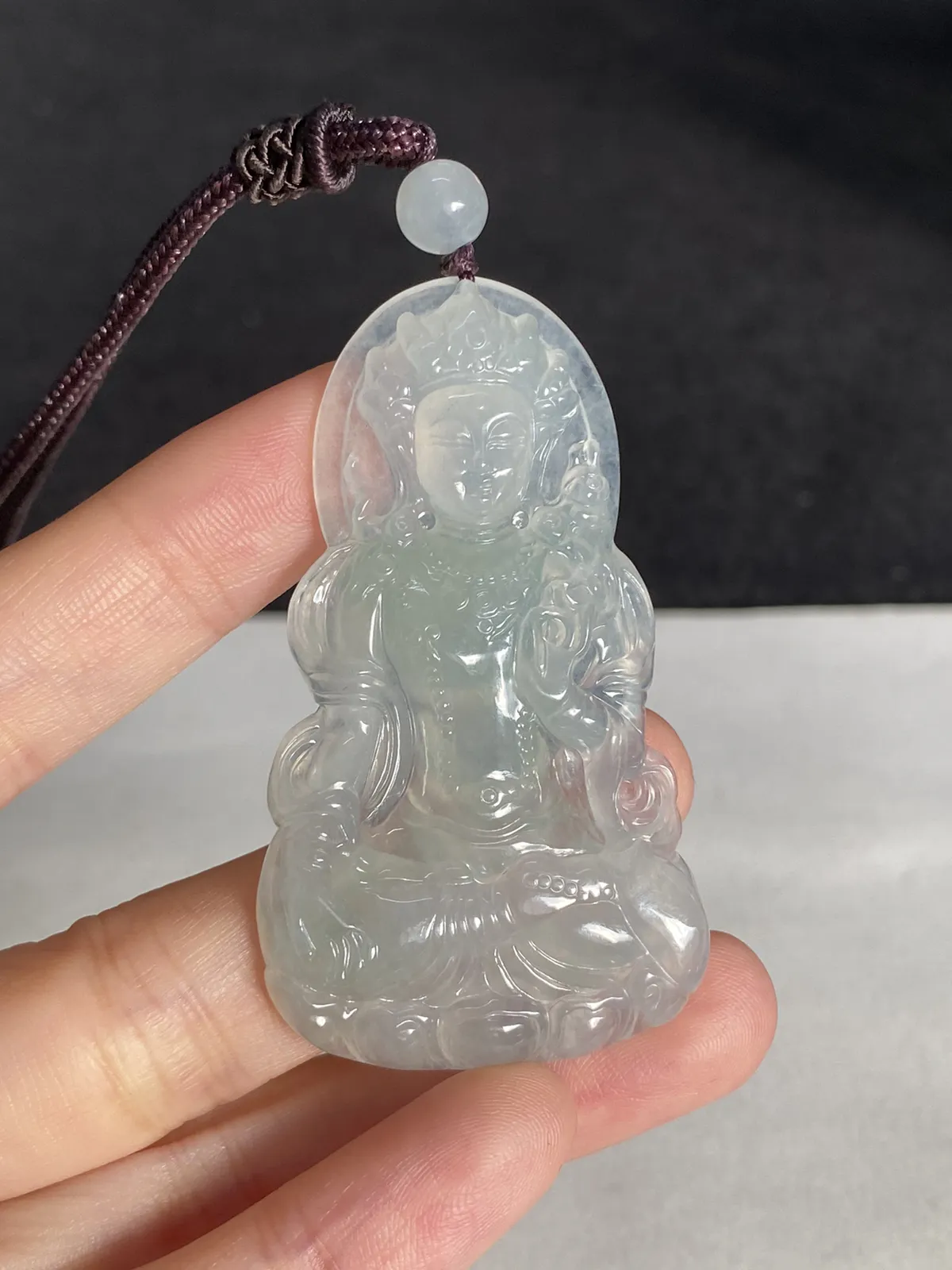 翡翠冰糯种淡绿色吊坠，配珠未测