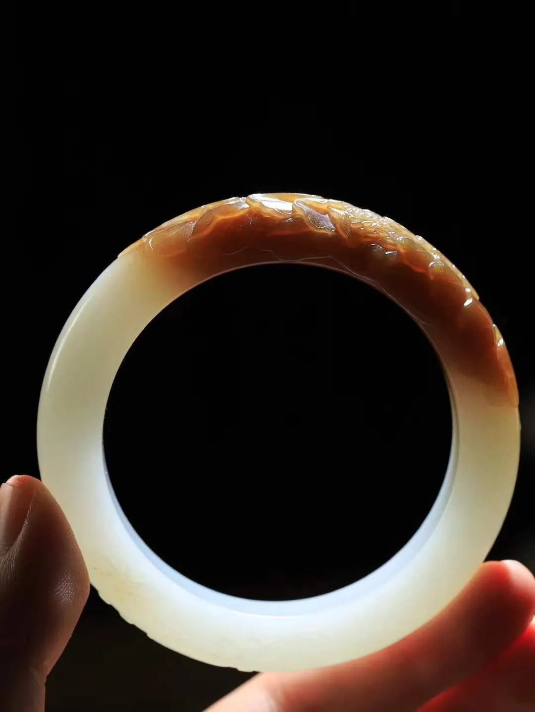 【蝶恋花.手镯】

精品和田玉糖白玉蝶恋花手镯，最是留不住，朱颜辞镜花辞树。镯型古朴典雅，镯面雕琢蝴蝶恋花，笔触细腻流畅，花瓣舒徐优美，似清香远飘，翩然起舞，蝶恋花，依依浓情，楚楚动人，萦绕腕间，尽显女性优雅风姿。
重72.5克   尺寸56.5-14-10.7mm  79113821T