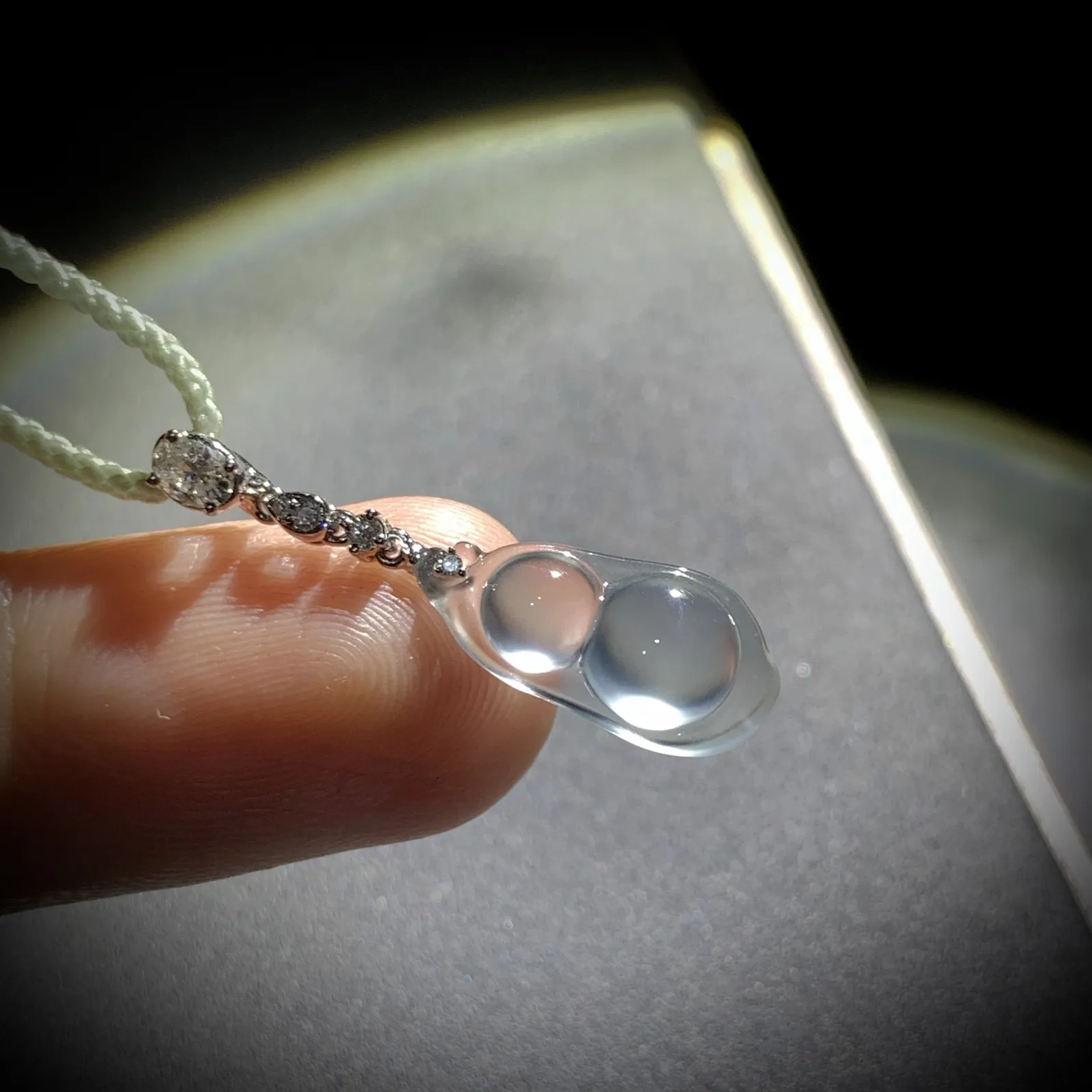 茅台白玻璃种高品质豆子，
裸石约15.8-7.5-3.8mm，
18K金，南非钻，