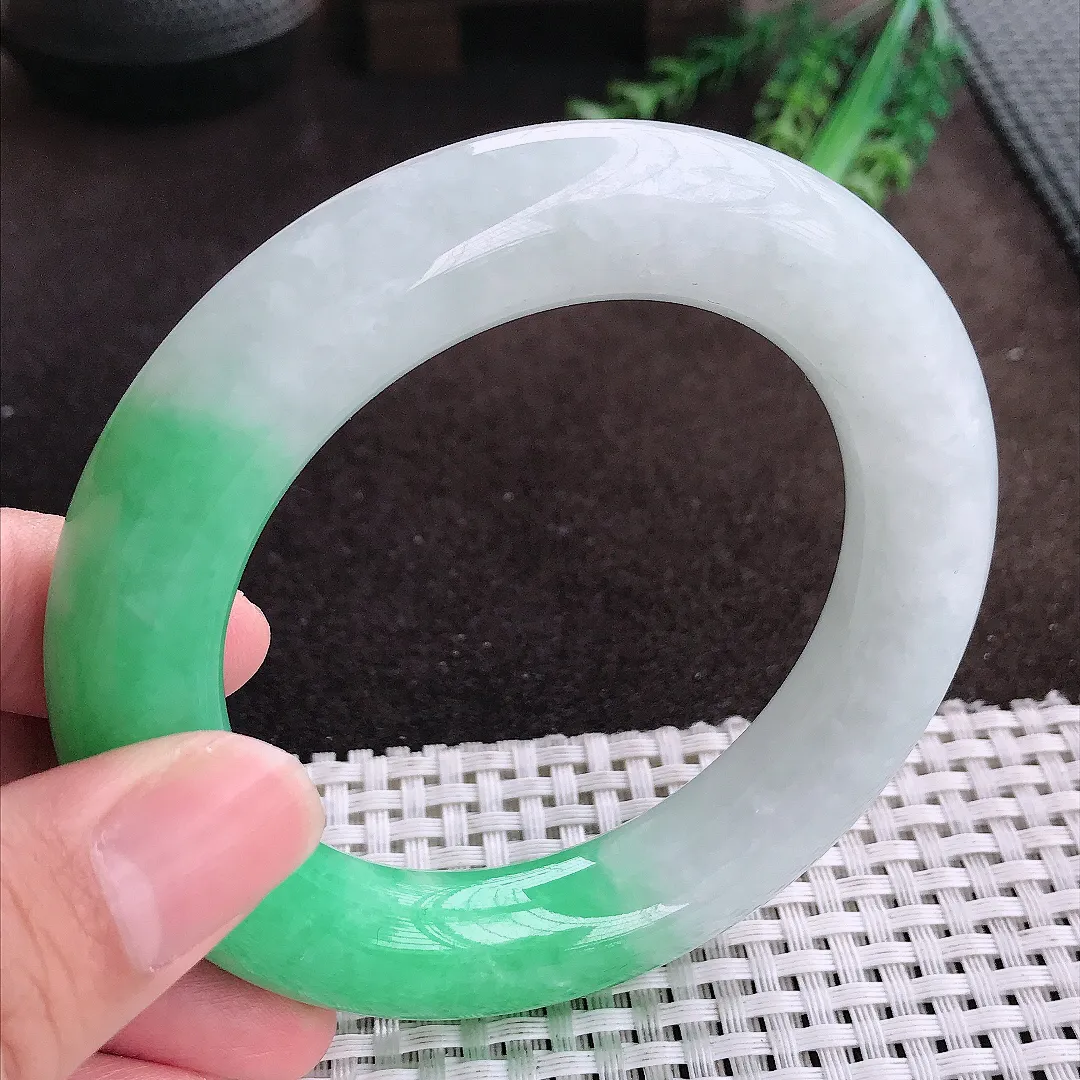 自然光58/13.7/13.3老坑精美温润飘阳绿胖圆条手镯翡翠玉镯美人镯