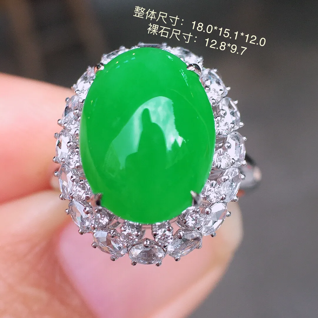 阳绿蛋面戒指，色泽均匀艳丽，玉质细腻，荧光感超
强，饱满圆润，尽显优雅气质，18k
金豪华镶嵌