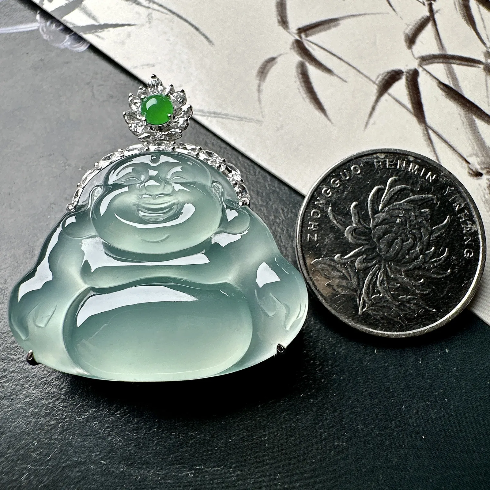 【冰种天空蓝正装观音】冰感动人，通透闪耀，光可鉴人，收藏佳品推荐。18k金钻镶嵌，裸石尺寸26.9*33.7*5毫米